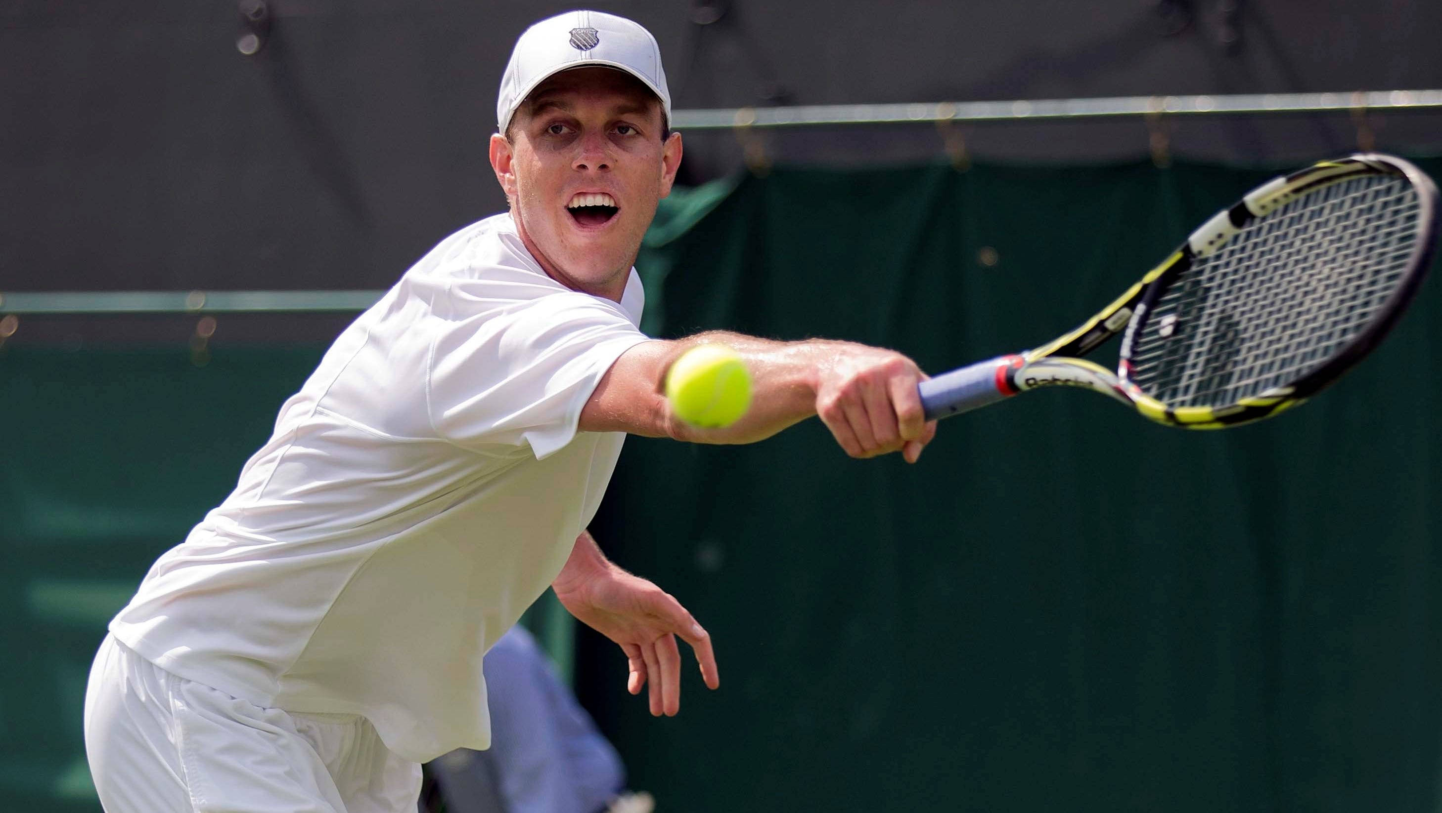 Sam Querrey, white gear, bright yellow ball, 2K Desktop Wallpaper