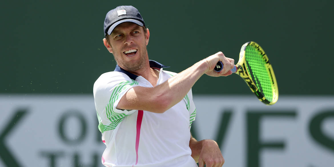Sam Querrey, bright yellow racket, green court, SD Desktop Wallpaper