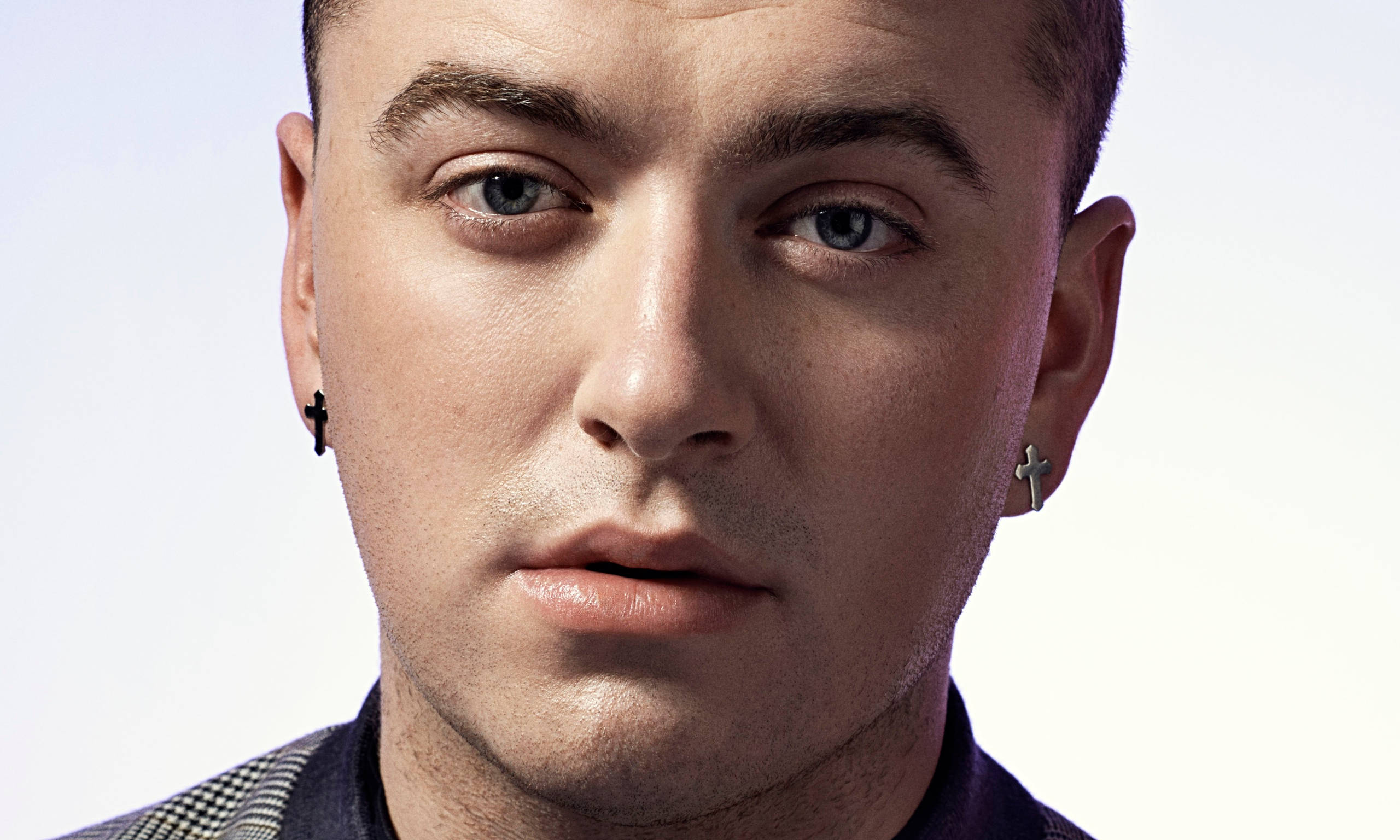 Sam Smith, piercing blue eyes, cross earrings, 2K Desktop Wallpaper