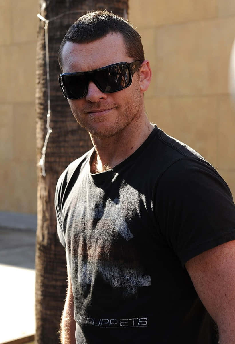 Sam Worthington, black sunglasses, black t-shirt, SD Phone Wallpaper