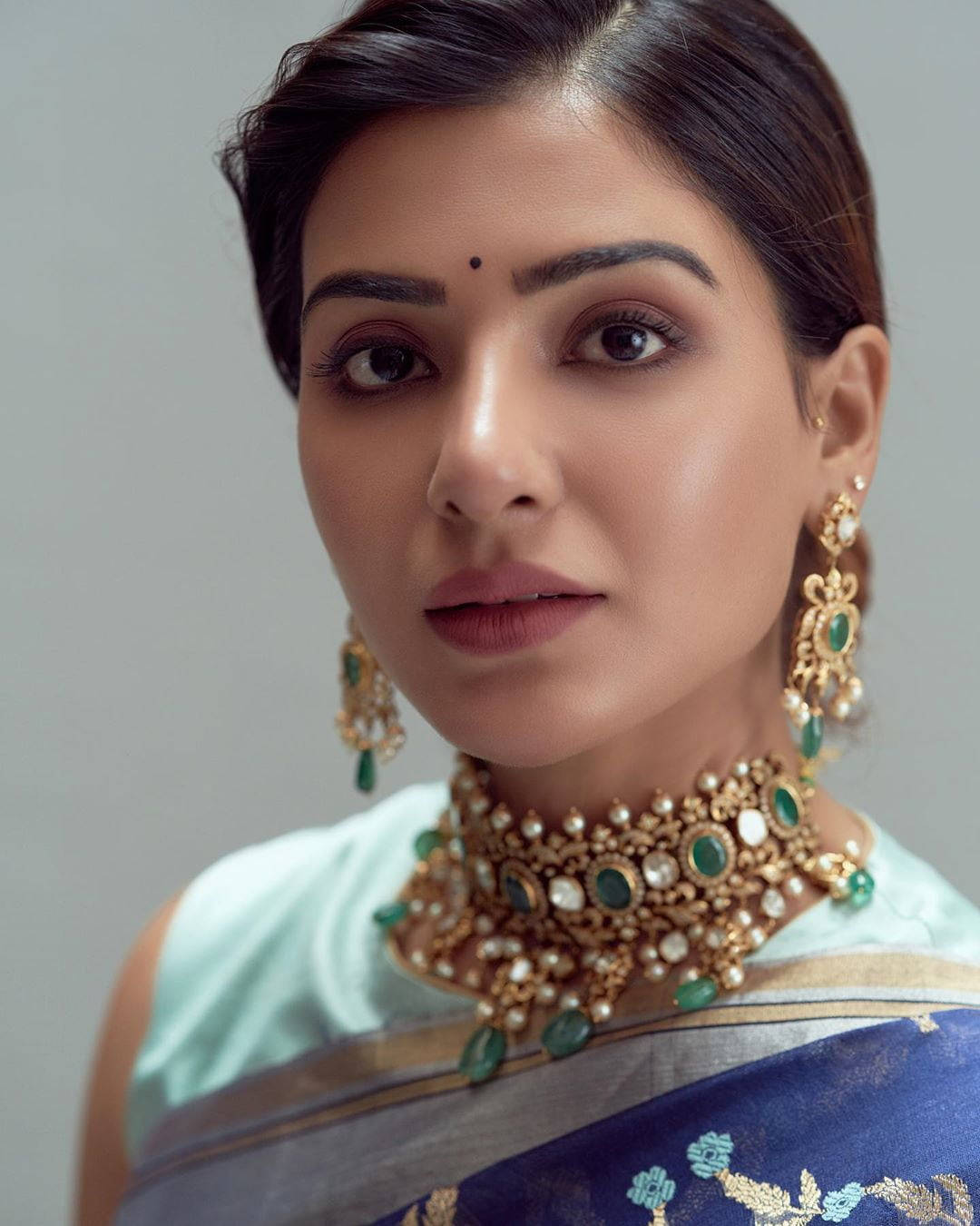 Samantha Maxis, blue saree, gold jewelry, HD Phone Wallpaper