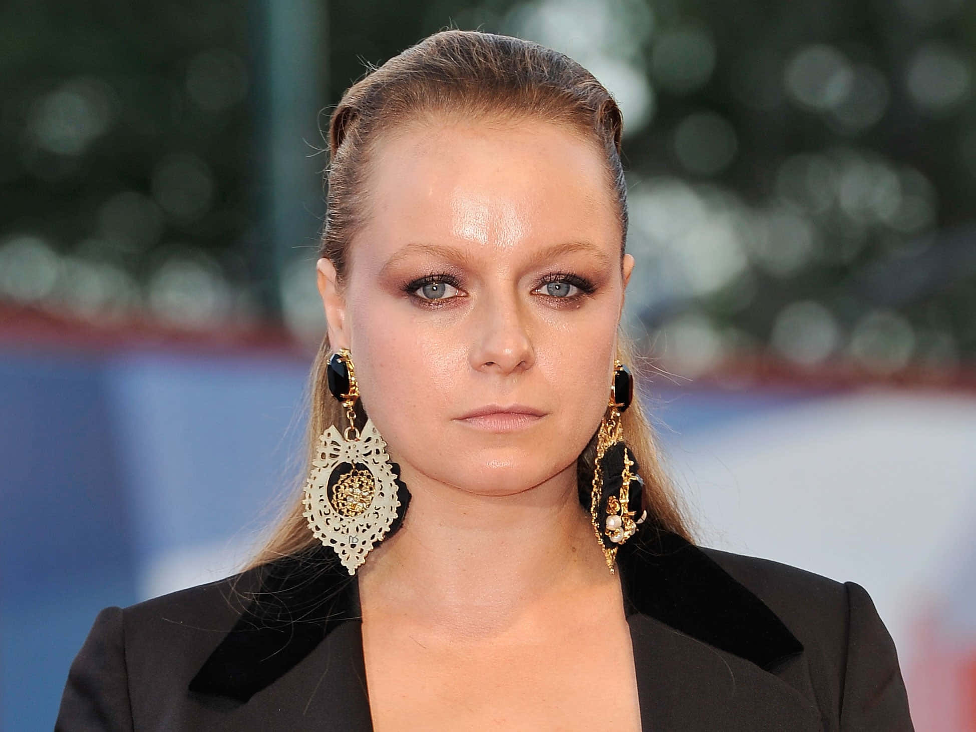 Samantha Morton, blonde hair, gold and black earrings, Full HD Desktop Wallpaper