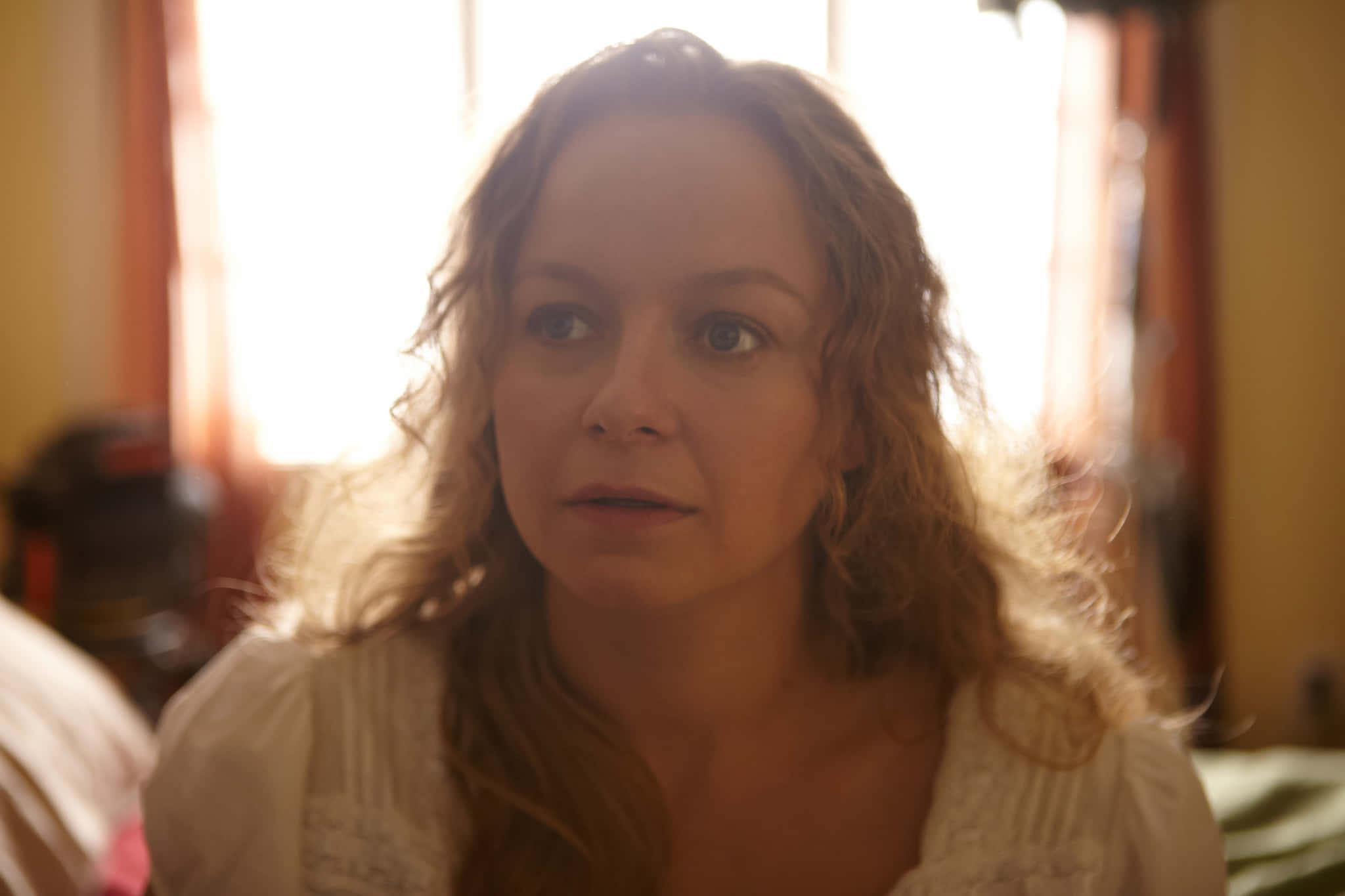 Samantha Morton, wavy blonde hair, warmly lit room, Full HD Desktop Wallpaper