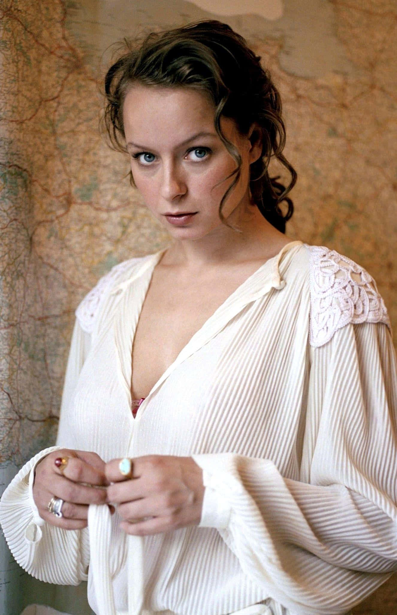 Samantha Morton, white pleated blouse, lace shoulders, Full HD Phone Wallpaper