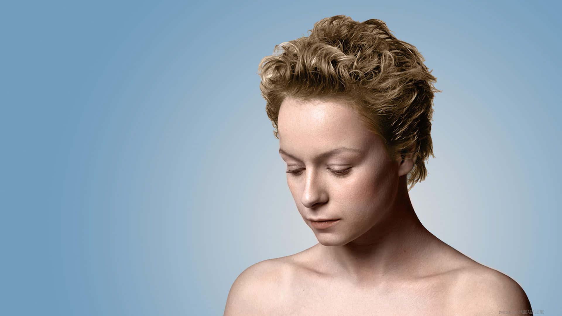 Samantha Morton, short curly blonde hair, soft blue gradient background, Full HD Desktop Wallpaper