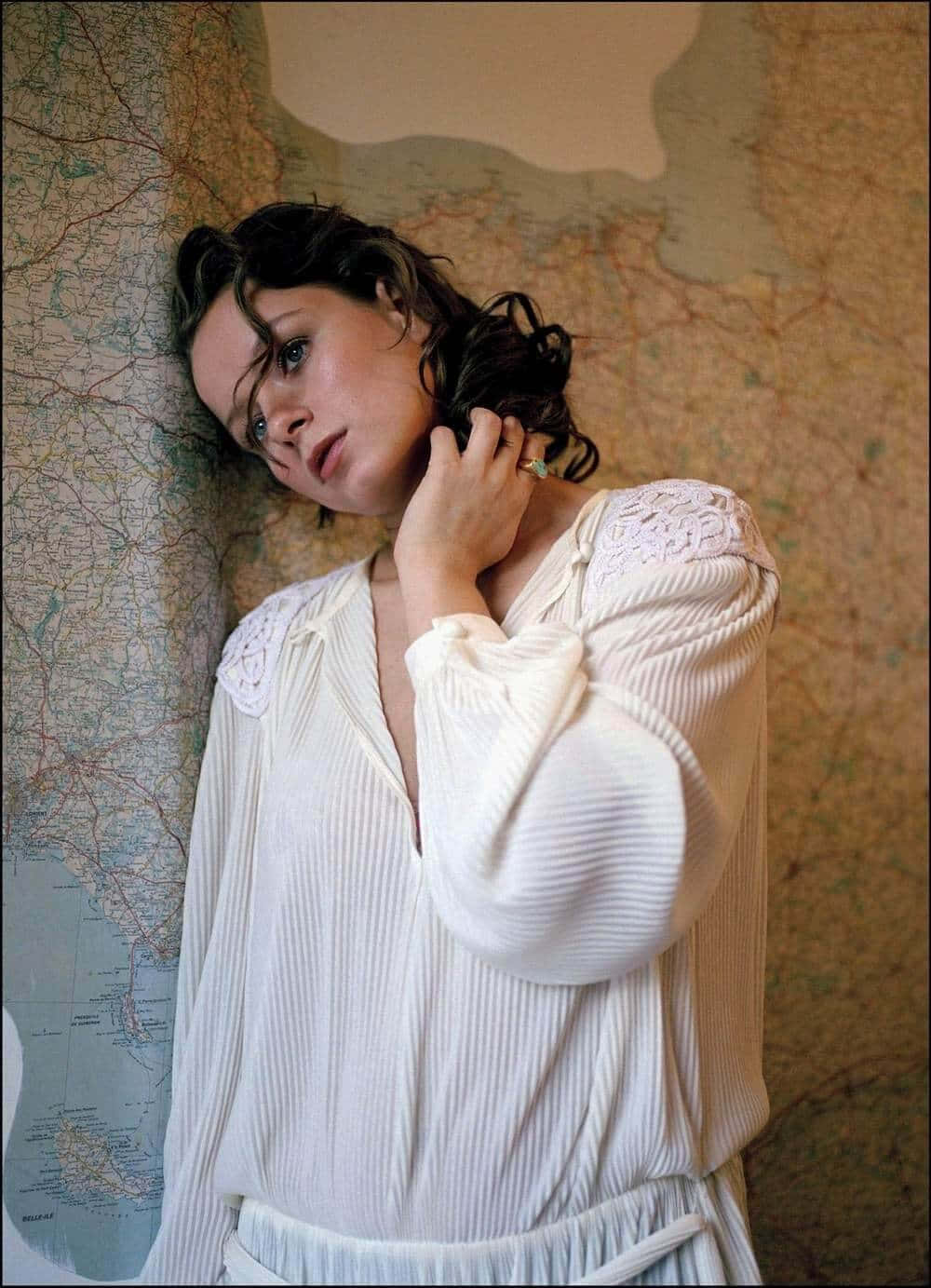 Samantha Morton, white ribbed blouse, vintage map wall, HD Phone Wallpaper
