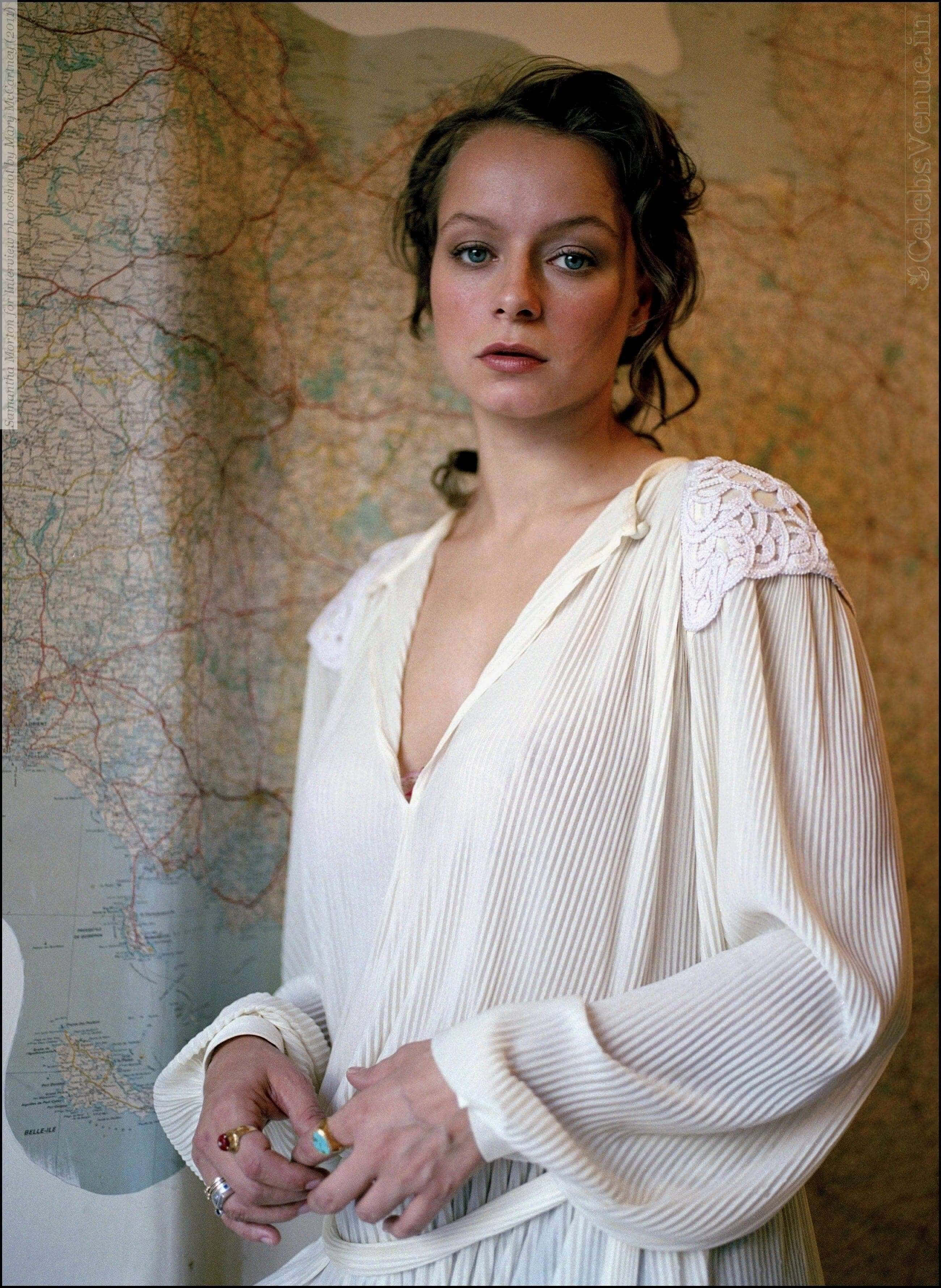 Samantha Morton, cream pleated dress, lace shoulders, 2K Phone Wallpaper