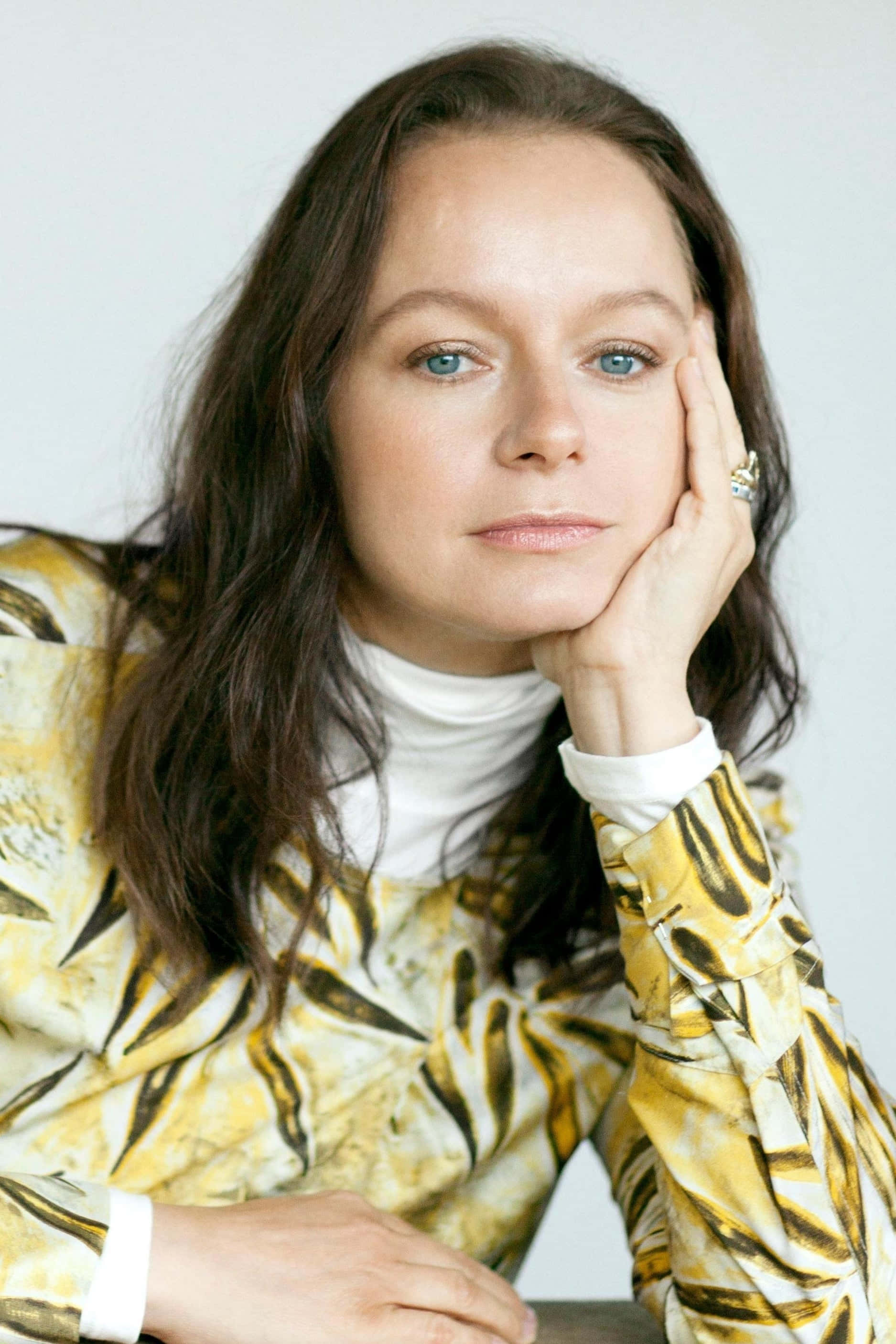 Samantha Morton, blue eyes, yellow patterned blouse, 2K Phone Wallpaper