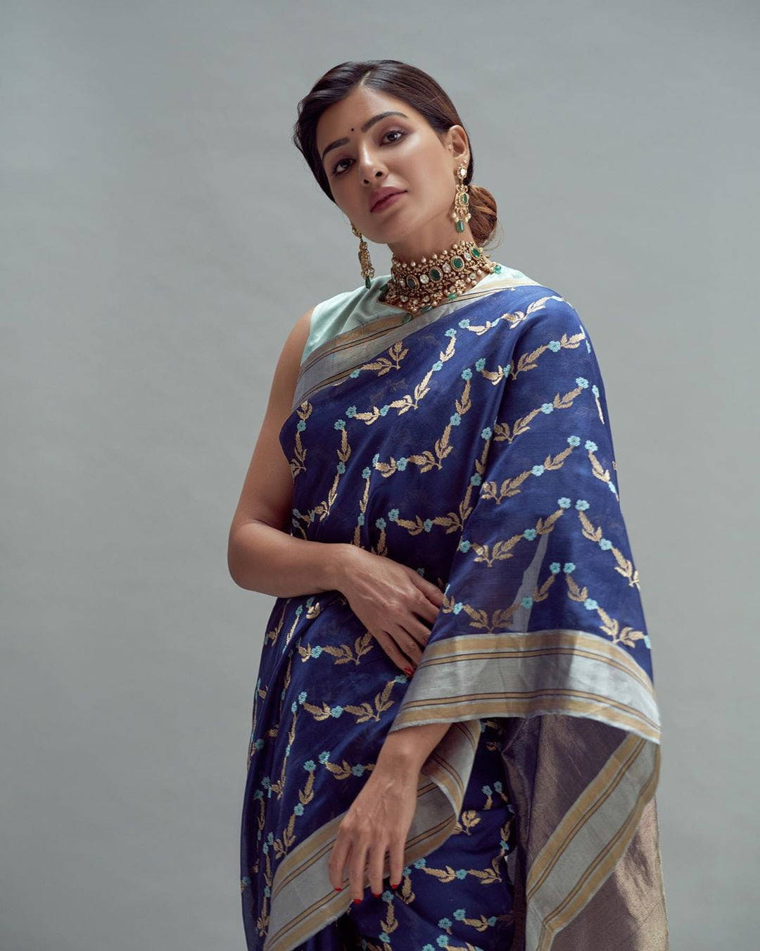 Samantha Cool Blue Saree, blue floral patterned saree, gold embroidery, HD Phone Wallpaper