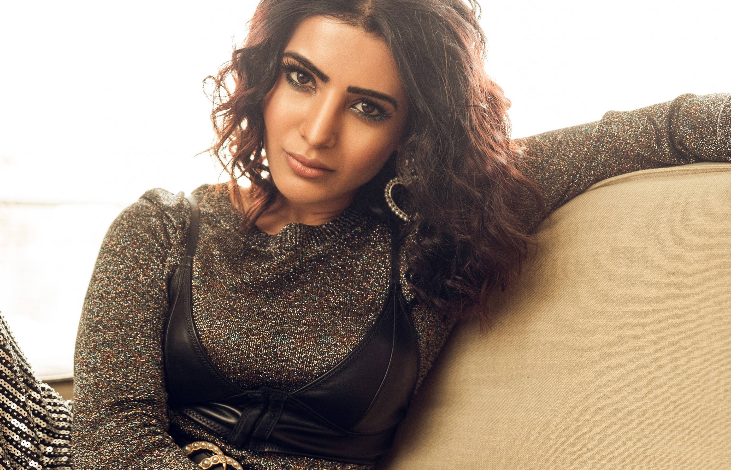 Samantha, glittery top, black leather accents, 2K Desktop Wallpaper
