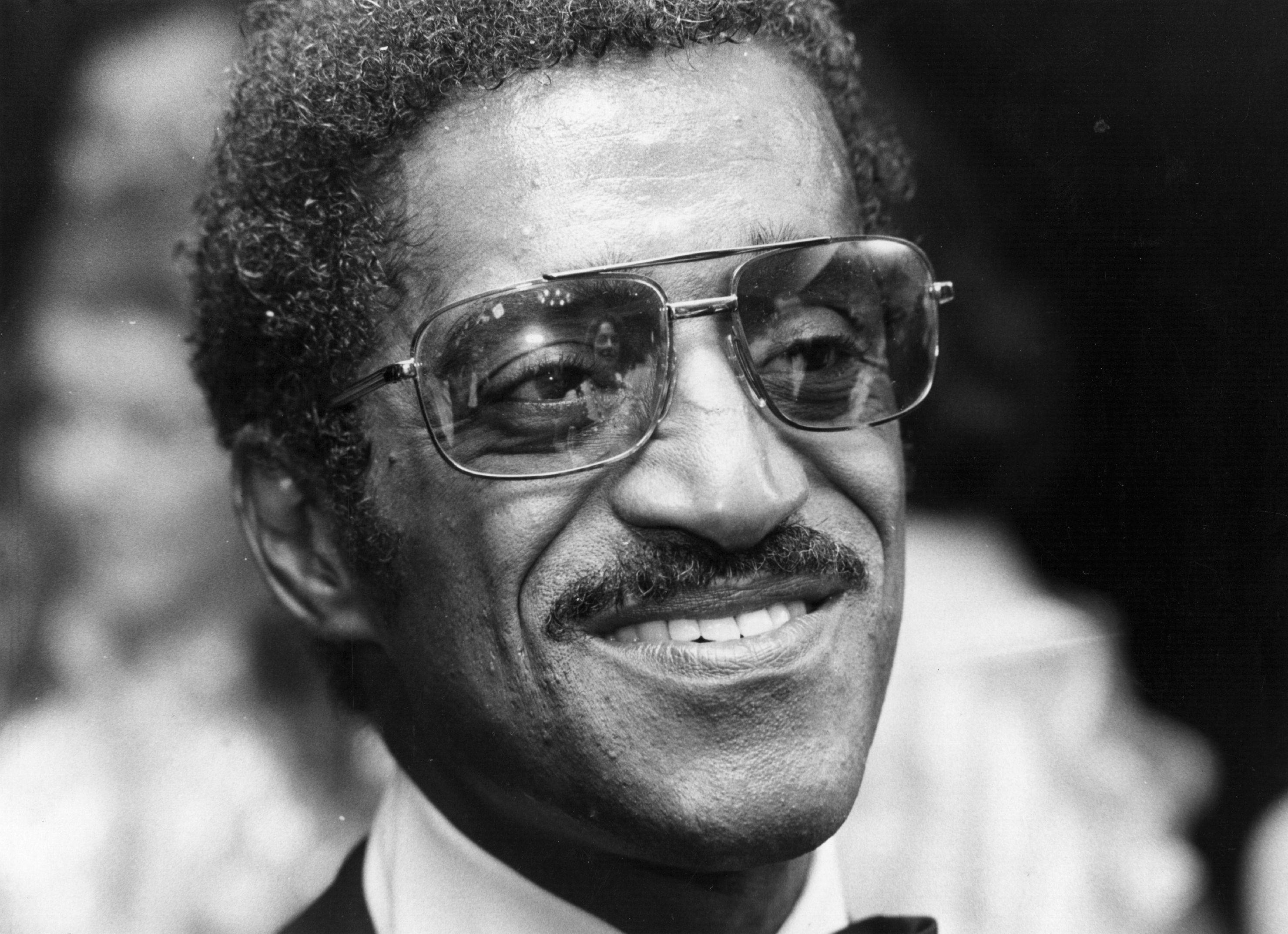 Sammy Davis Jr, 1974, black and white, 2K Desktop Wallpaper