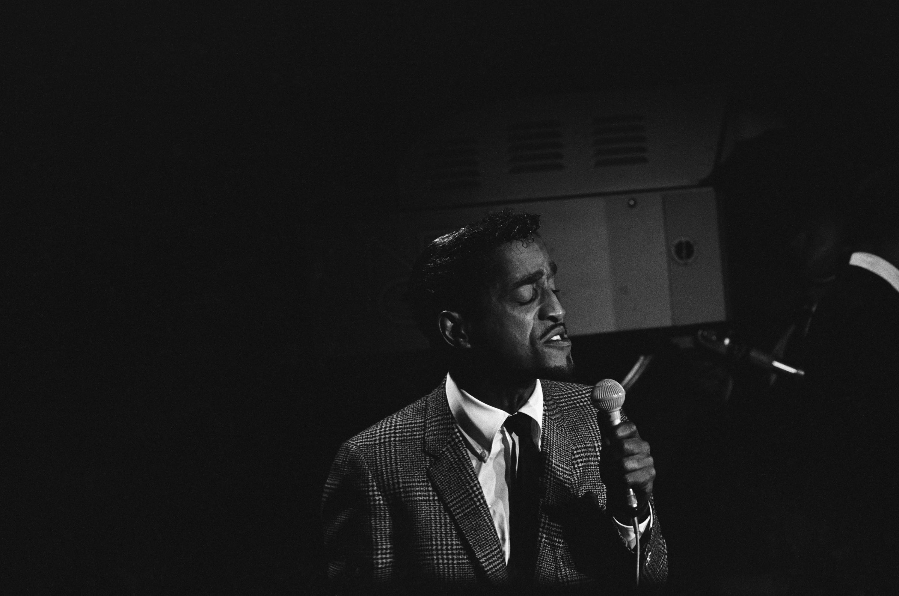 Sammy Davis Jr, 1964 Oscars Award, suit, 2K Desktop Wallpaper