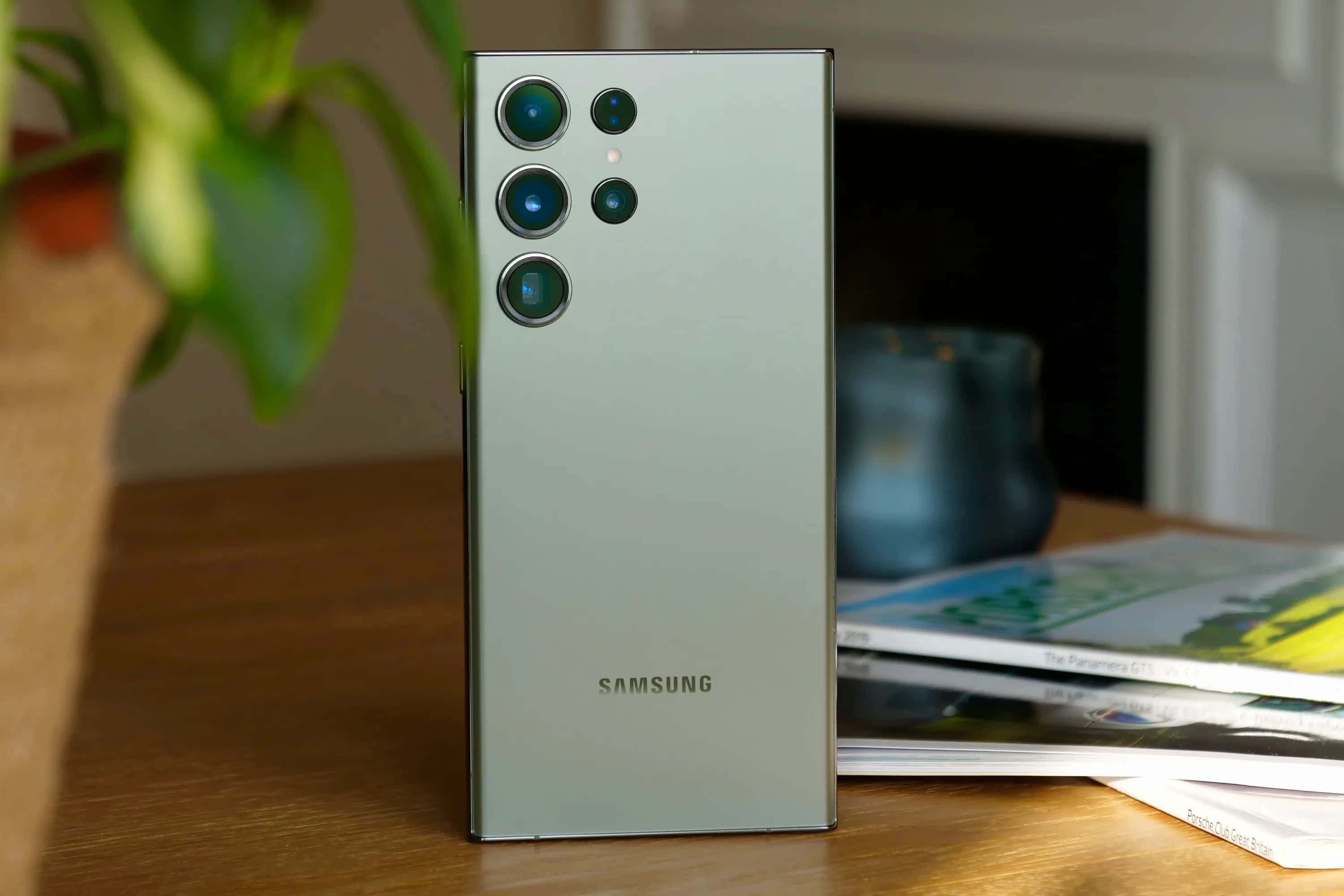 Samsung S23 Ultra, silver, wooden table, 2K Desktop Wallpaper
