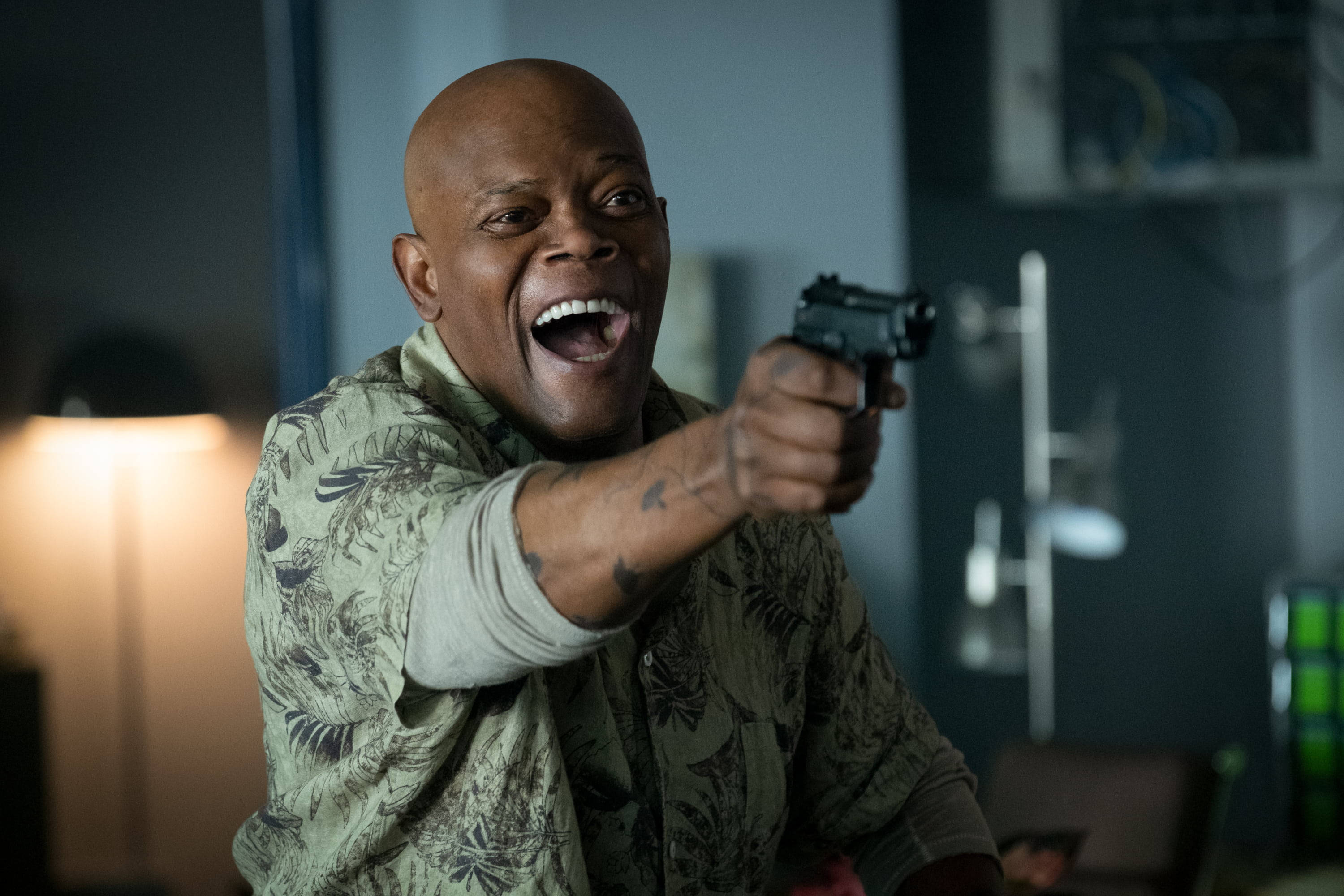 Samuel L Jackson, gun, bald man, 2K Desktop Wallpaper