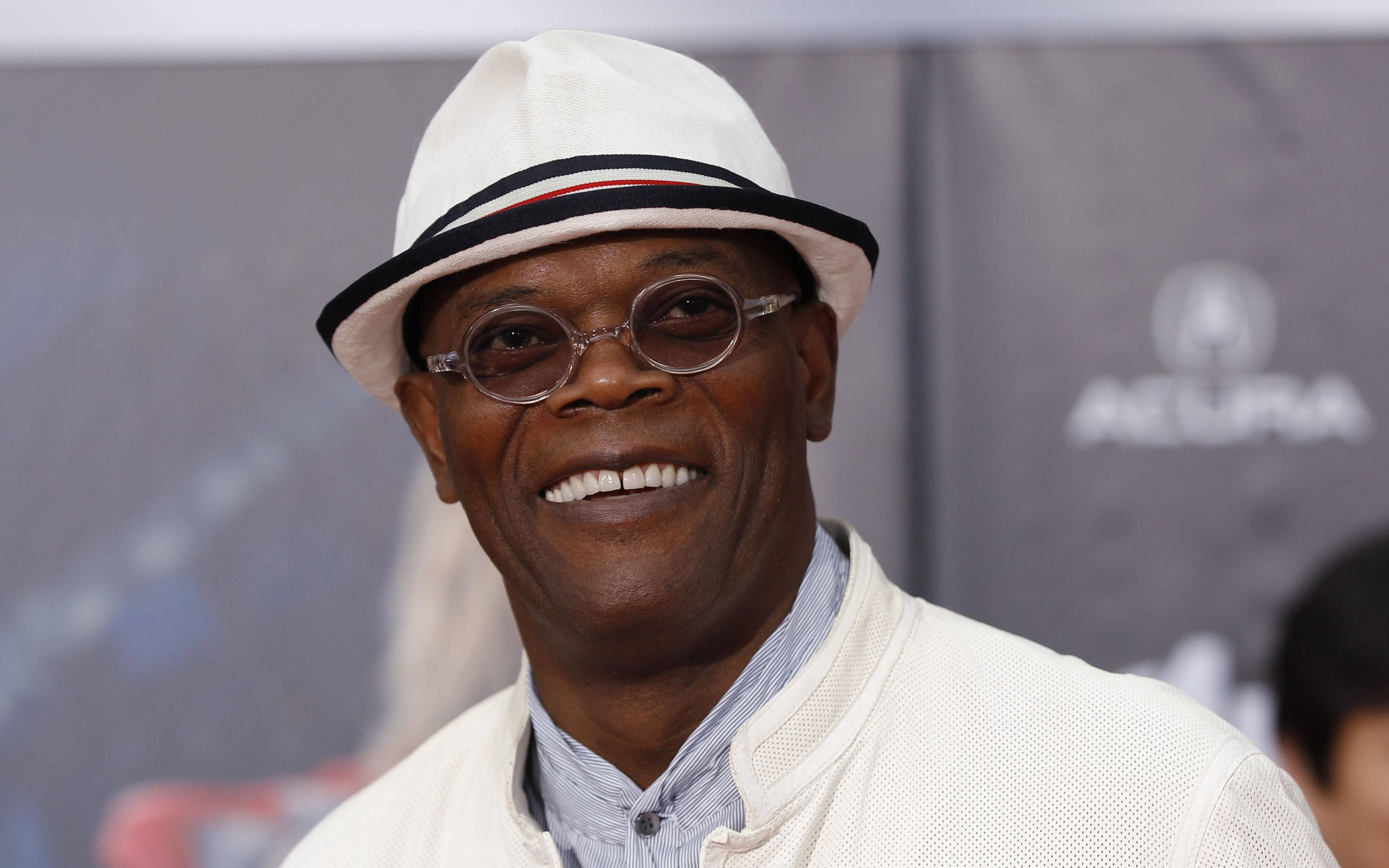 Samuel L Jackson, white fedora, round glasses, 2K Desktop Wallpaper