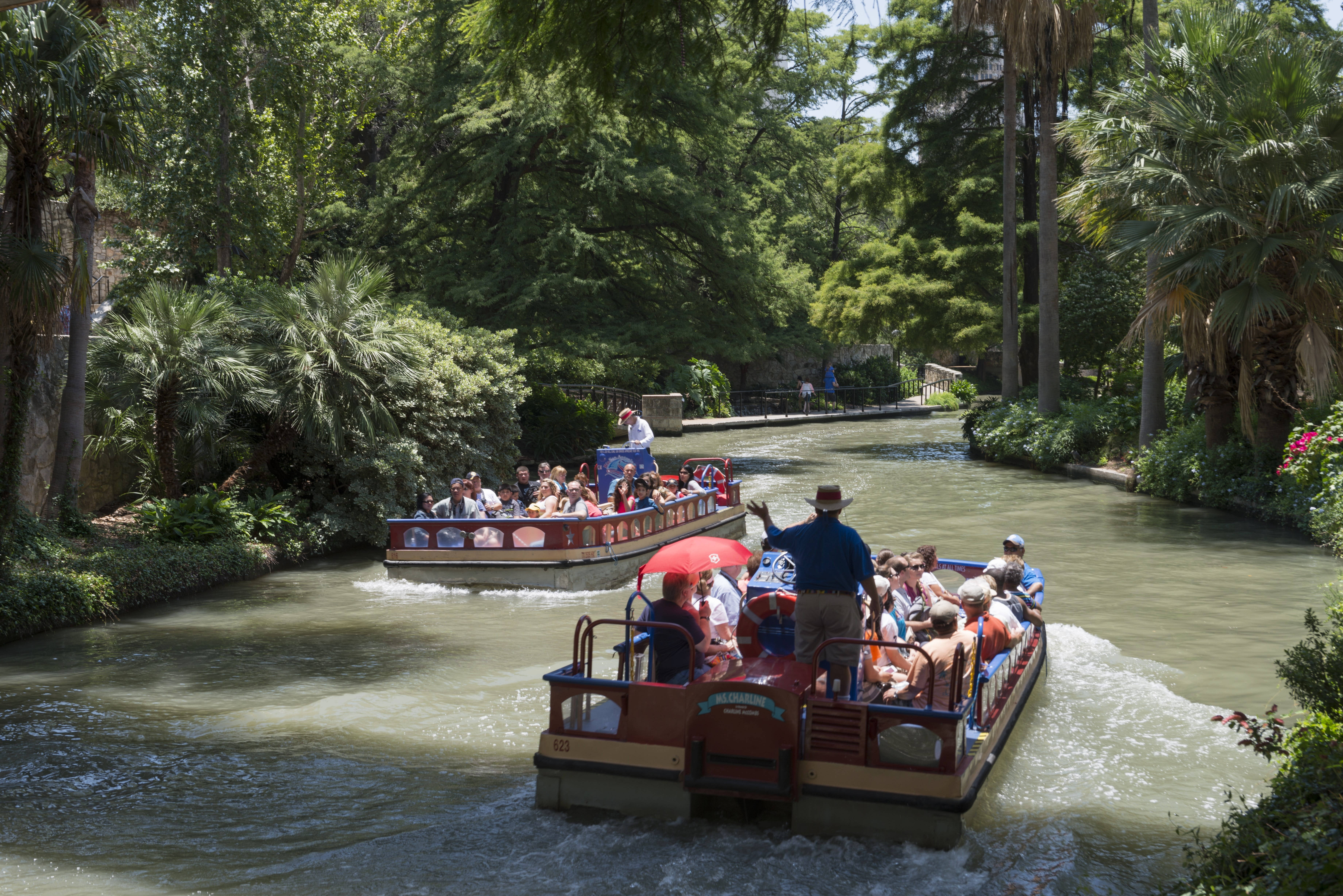 San Antonio River Walk, tour boats, passengers, 5K Desktop Wallpaper