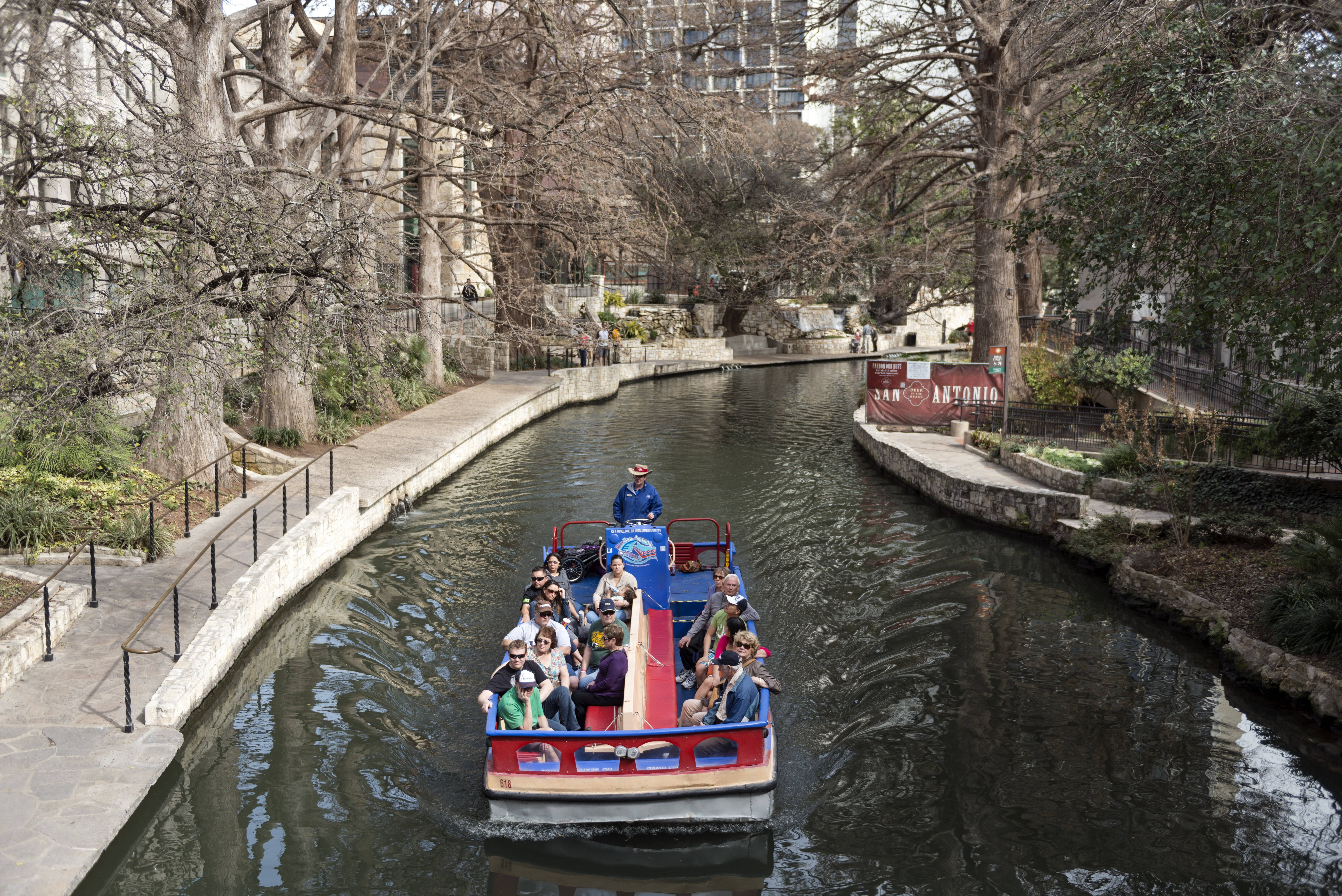 San Antonio River Walk, tour boat, red and blue, 5K Desktop Wallpaper