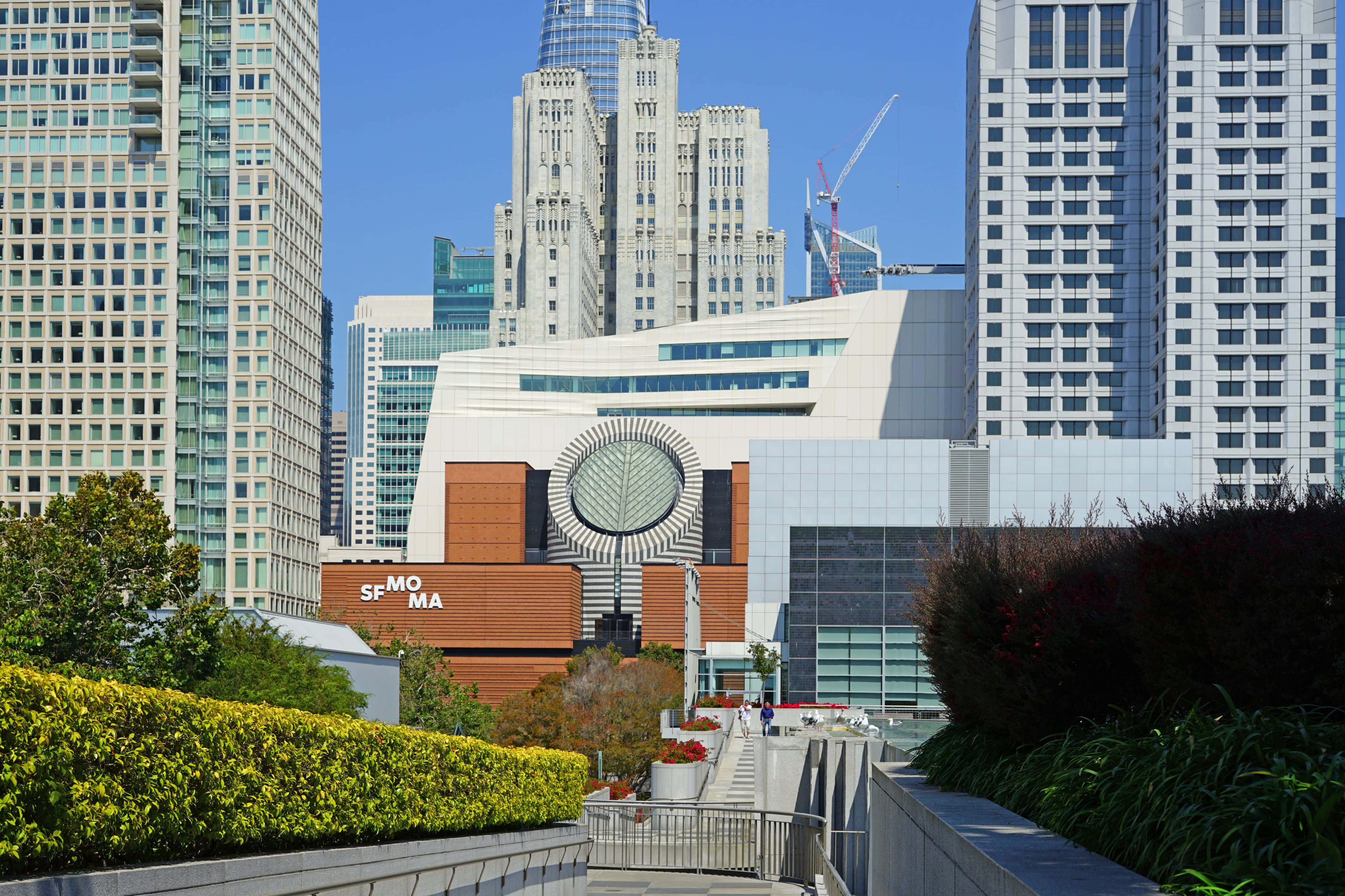 San Francisco Museum of Modern Art, glass and concrete facade, towering skyscrapers, 4K Desktop Wallpaper