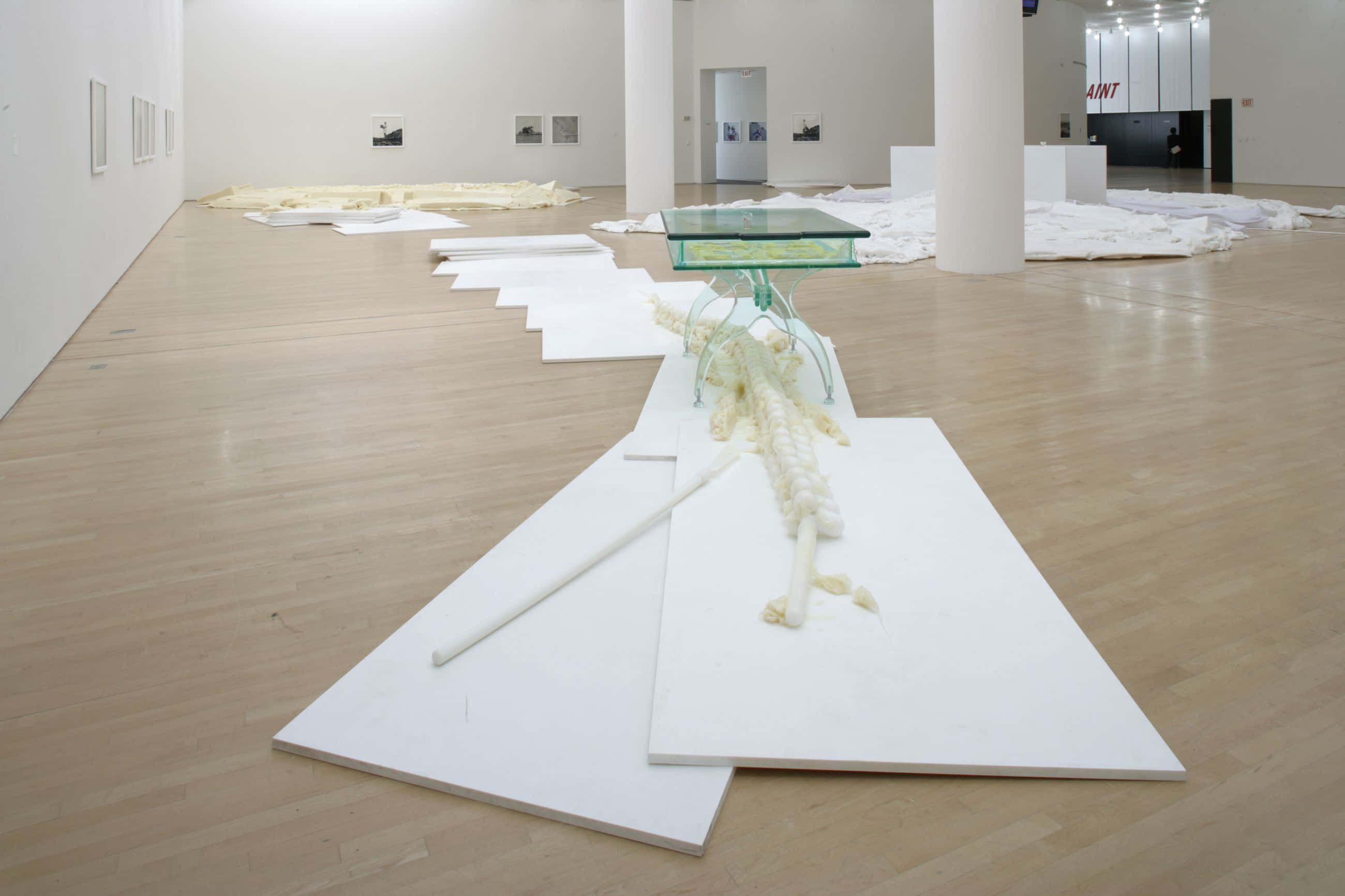 San Francisco Museum Of Modern Art, glass table, white platform, 2K Desktop Wallpaper