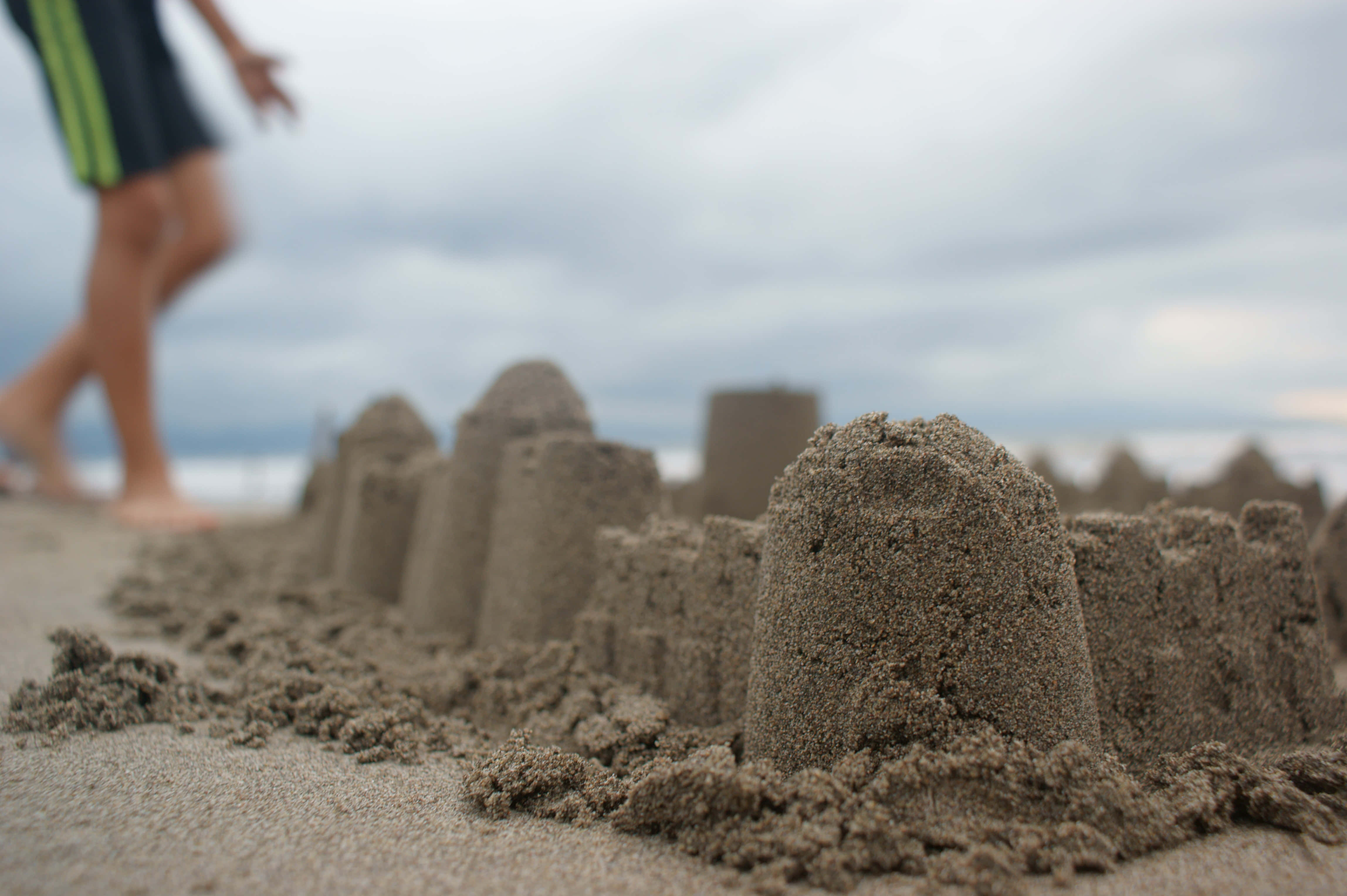 Sandcastles, beach, shallow water, 4K Desktop Wallpaper