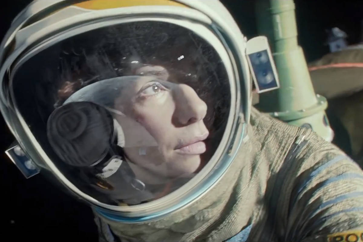 Sandra Bullock, spacesuit, helmet, SD Desktop Wallpaper