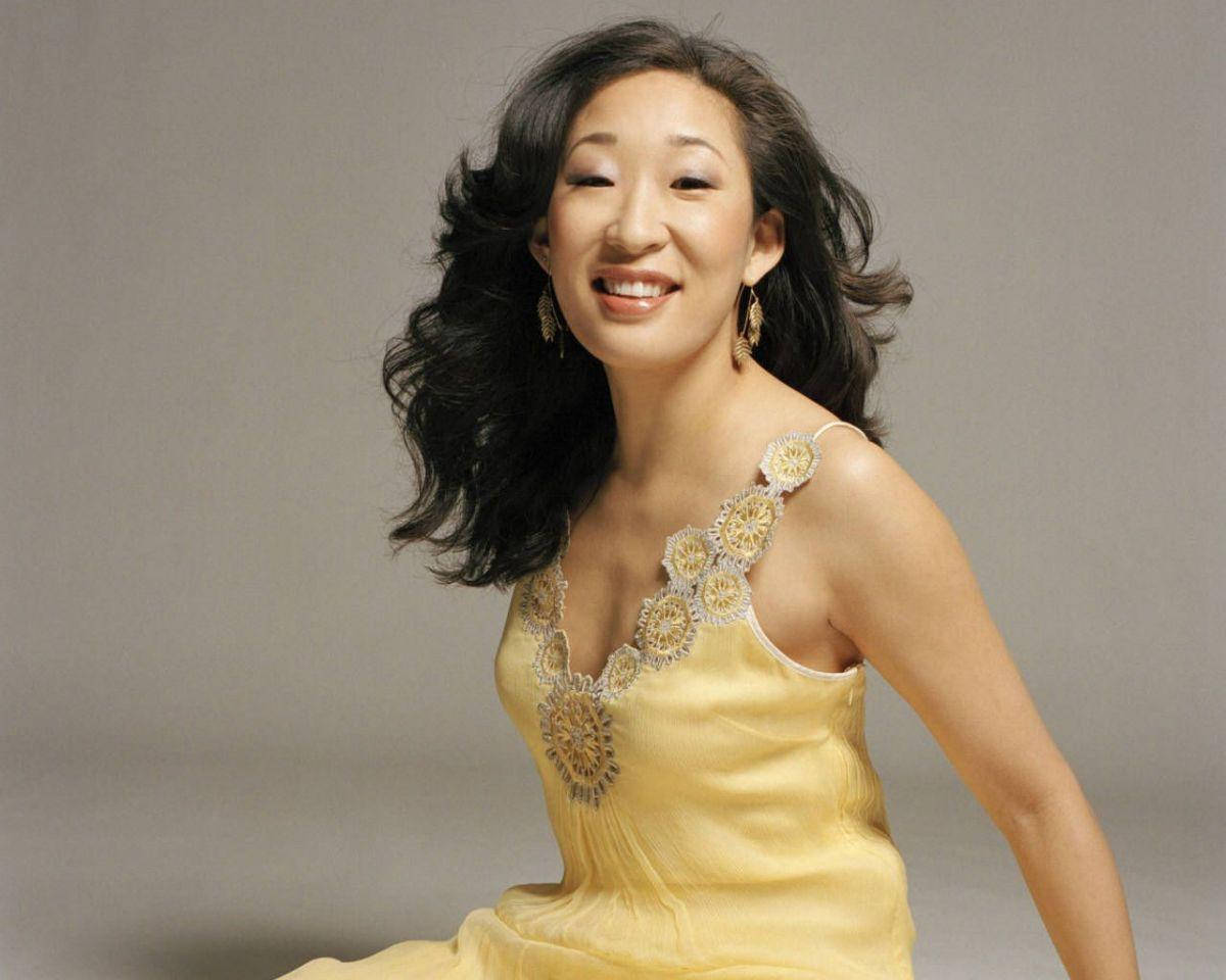 Sandra Oh, yellow floral-embellished dress, neutral gray background, SD Desktop Wallpaper