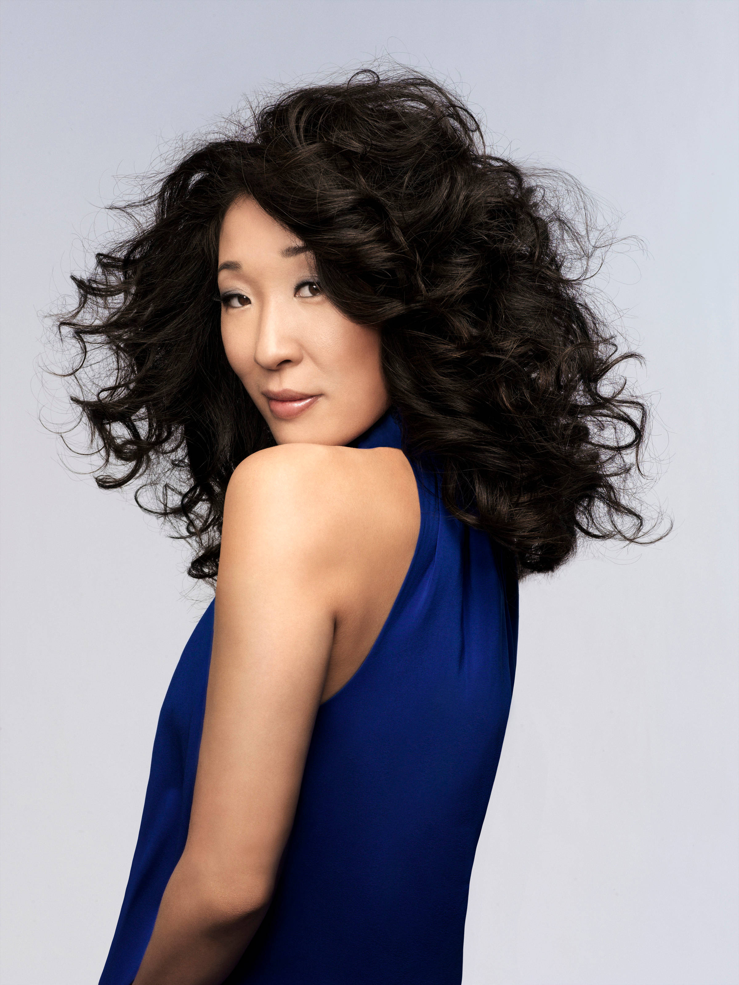 Sandra Oh, voluminous dark curls, royal blue dress, 2K Phone Wallpaper