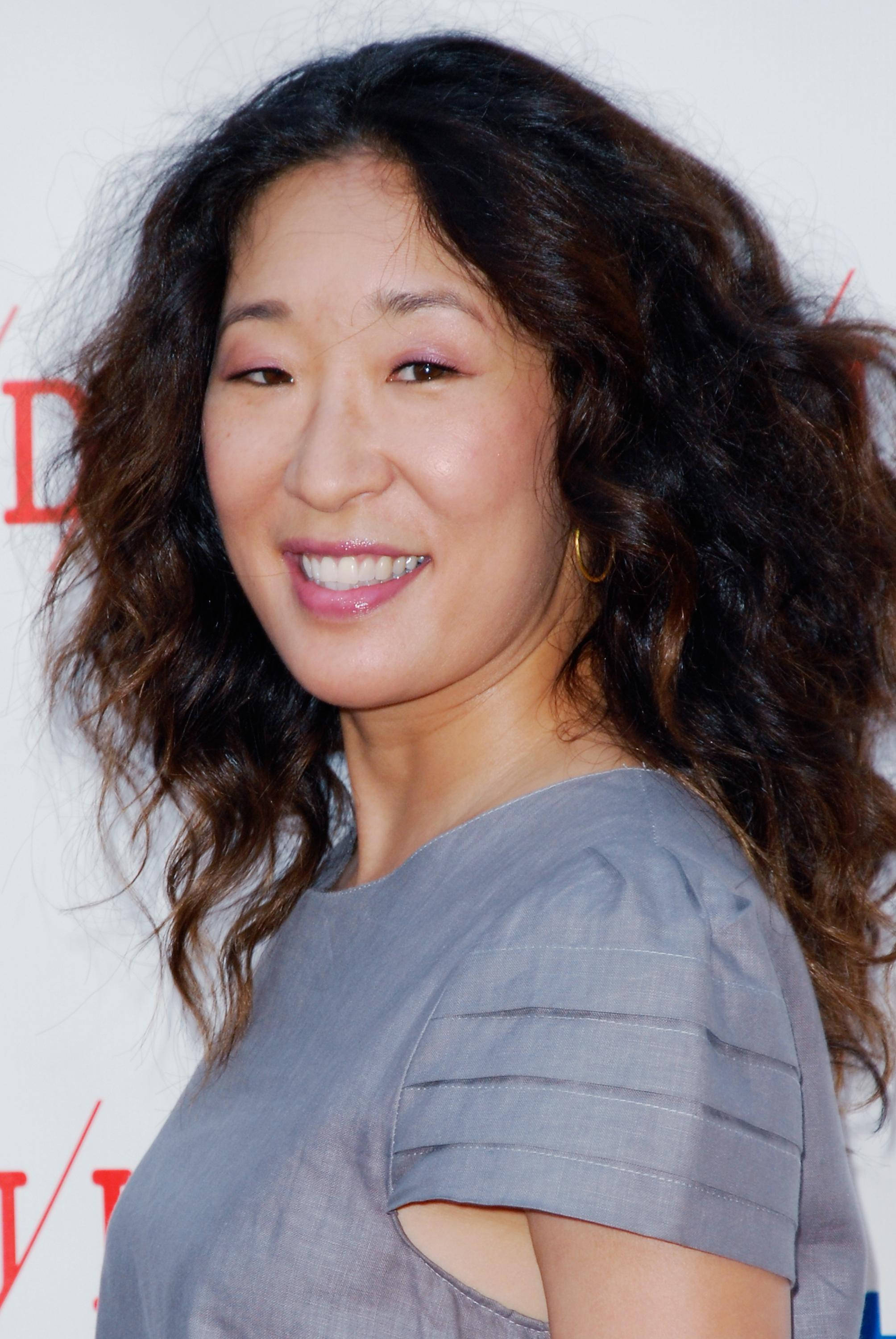 Sandra Oh, gray dress, cutout sleeves, 2K Phone Wallpaper