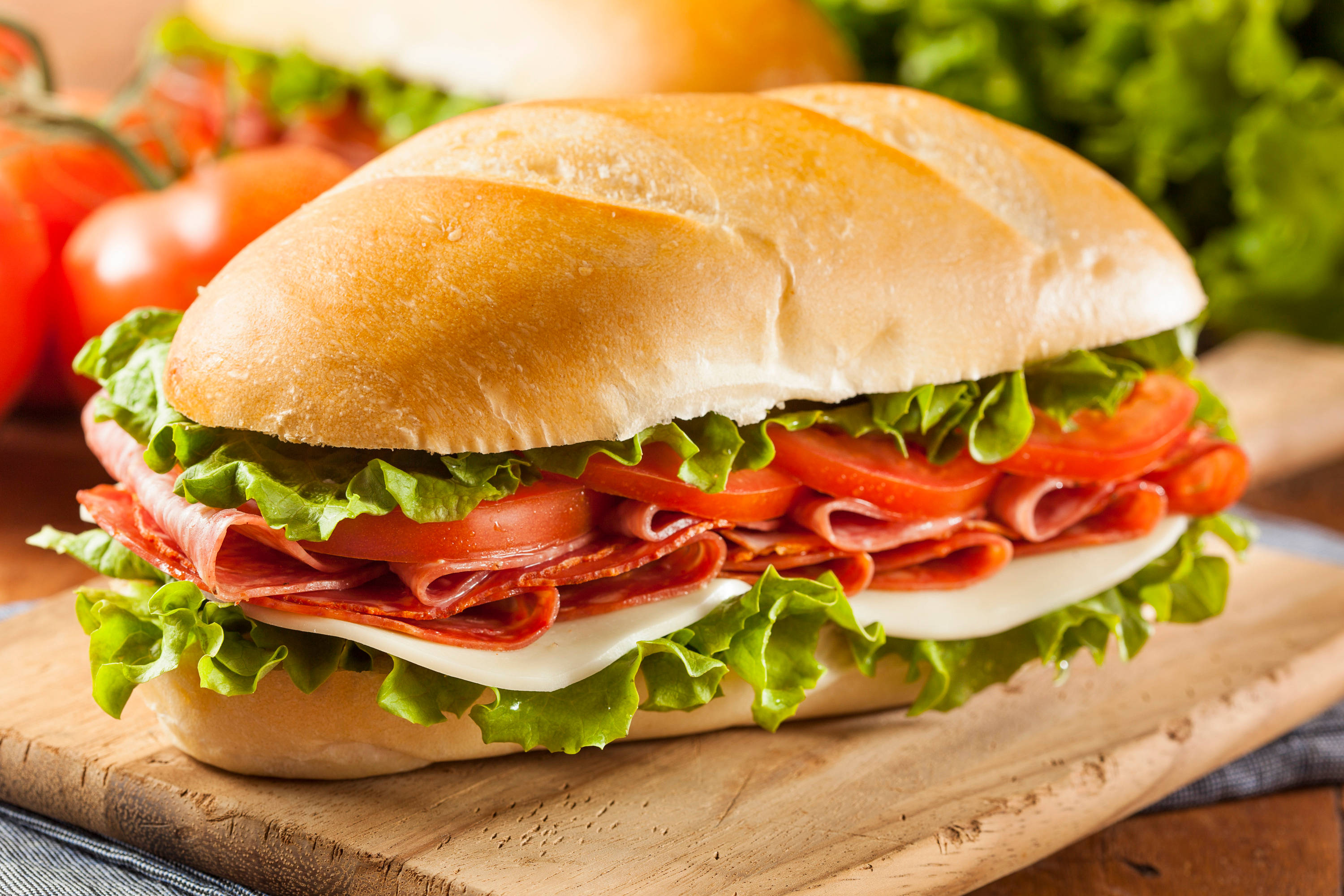 ham tomato sandwich, wooden board, lettuce, 2K Desktop Wallpaper