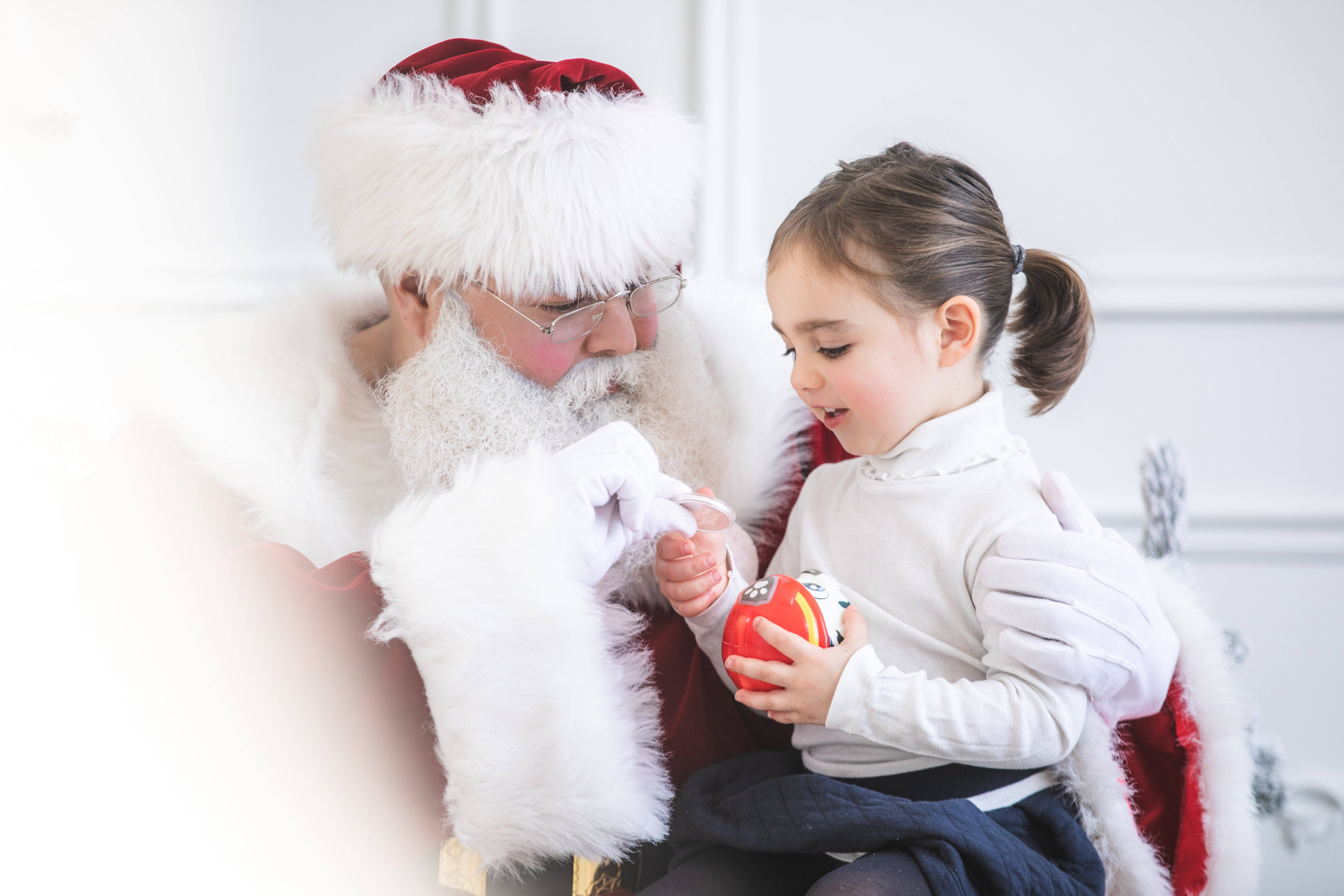 Santa Claus, child, red toy, 5K Desktop Wallpaper