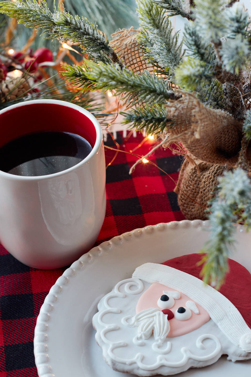 Santa cookie, white plate, red mug, HD Phone Wallpaper