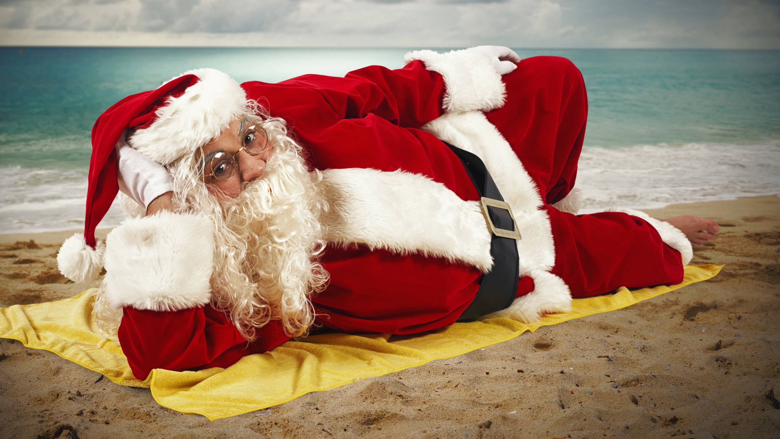 Santa Claus, beach, yellow towel, 2K Desktop Wallpaper