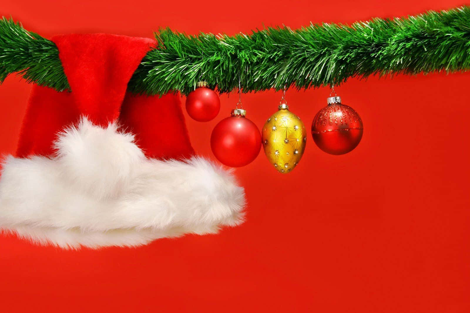 red Santa hat, white fur trim, green garland, HD Desktop Wallpaper