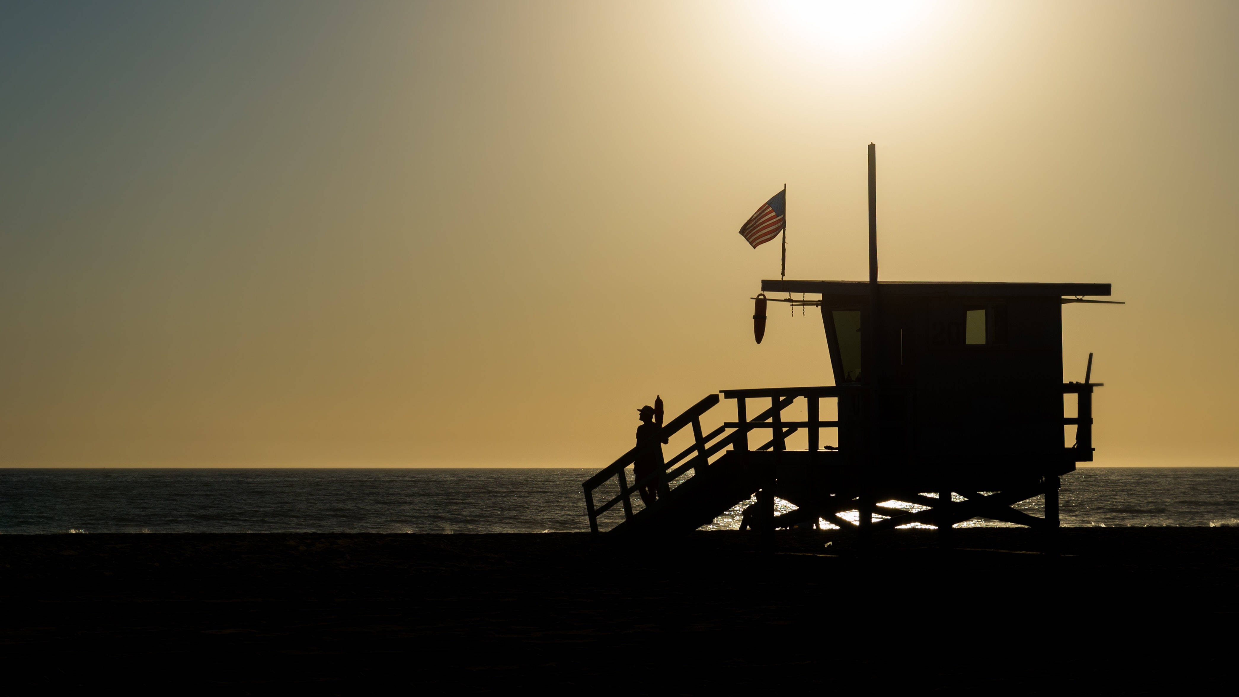 Santa Monica, lifeguard tower, golden sunset, 4K Desktop Wallpaper