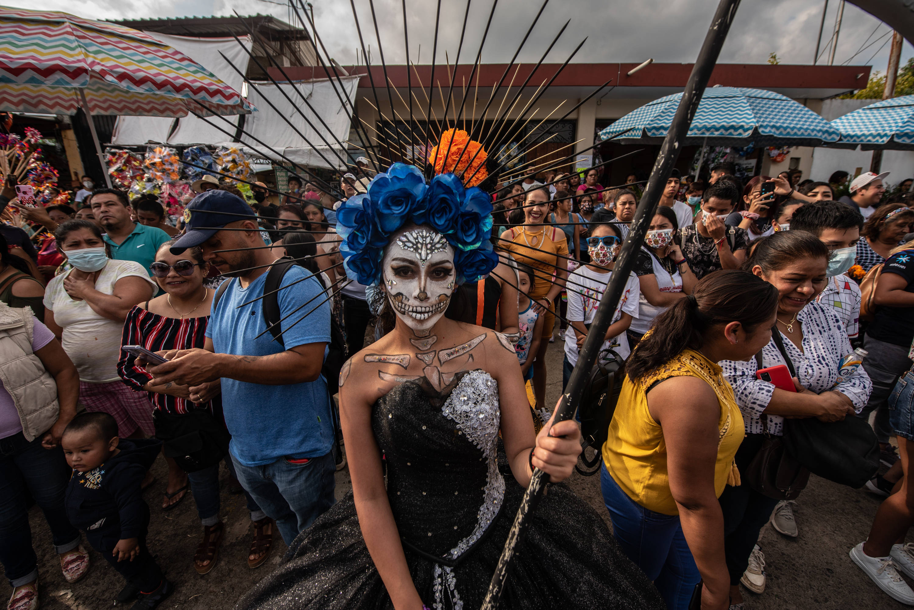 Santa Muerte, sugar skull makeup, blue floral headdress, 2K Desktop Wallpaper