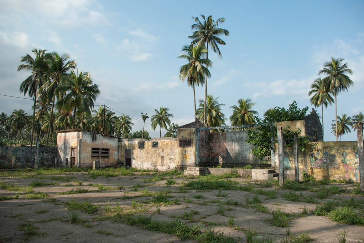 Sao Tome and Principe, abandoned concrete buildings, graffiti, SD Desktop Wallpaper