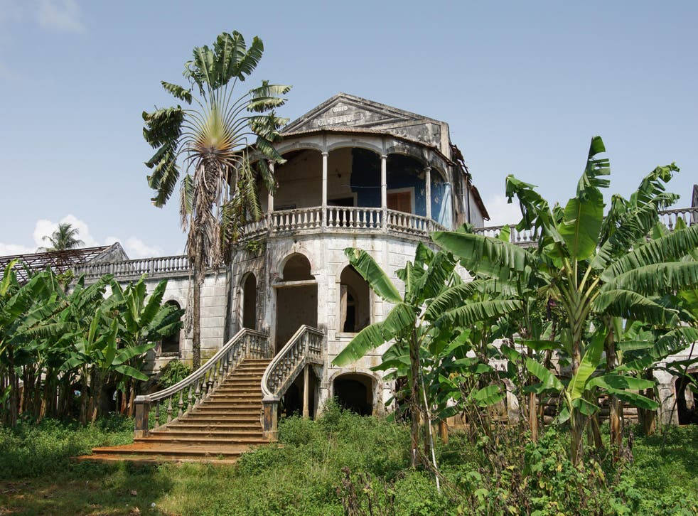 house in sao tome and principe, two-story colonial mansion, arched windows, SD Desktop Wallpaper