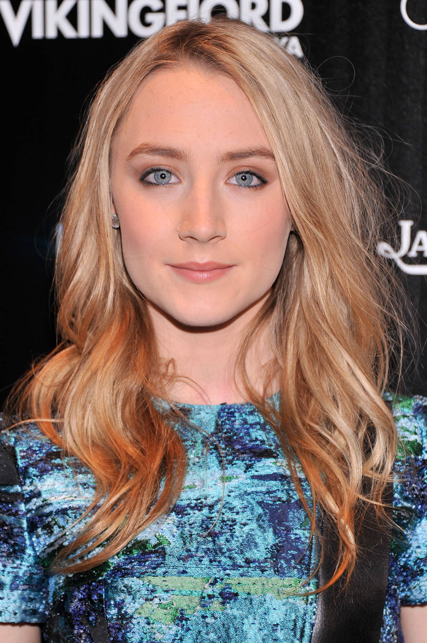 Saoirse Ronan, wavy blonde locks, shimmering teal dress, Full HD Phone Wallpaper