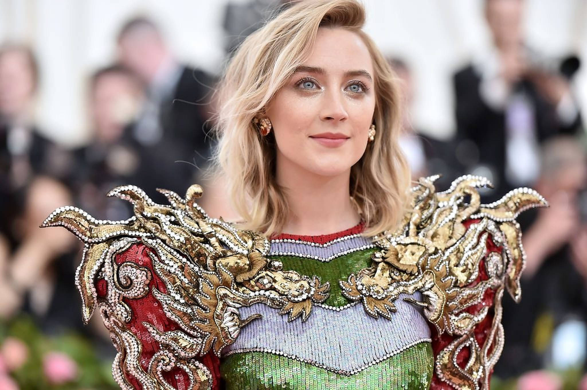 2019 Met Gala, Saoirse Ronan, red green and gold beaded gown, Full HD Desktop Wallpaper