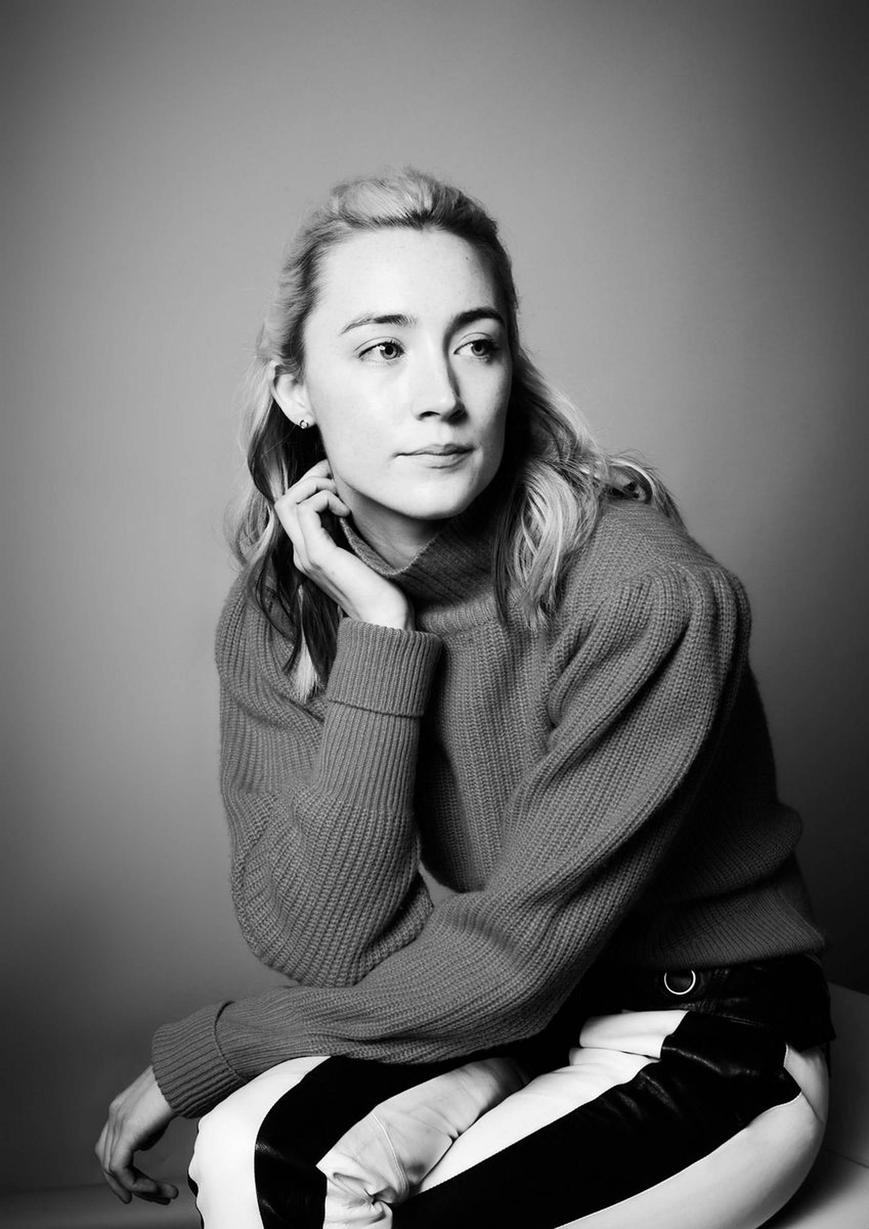 Saoirse Ronan, ribbed sweater, plain gray background, Full HD Phone Wallpaper