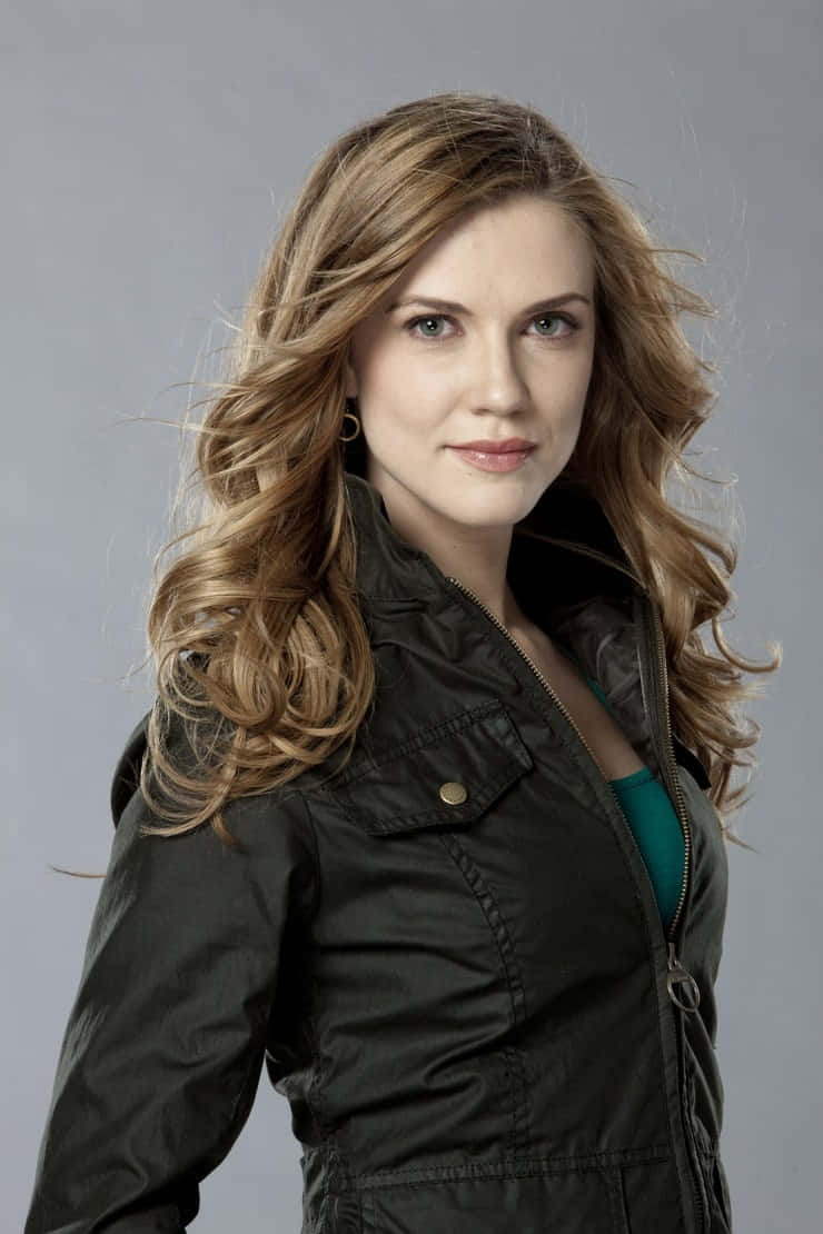 Sara Canning, wavy blonde hair, green eyes, SD Phone Wallpaper