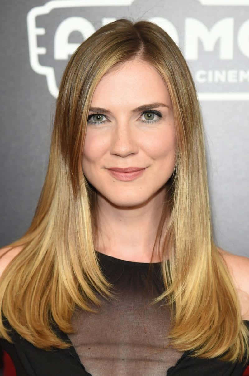 Sara Canning, red carpet look, long blonde hair, SD Phone Wallpaper