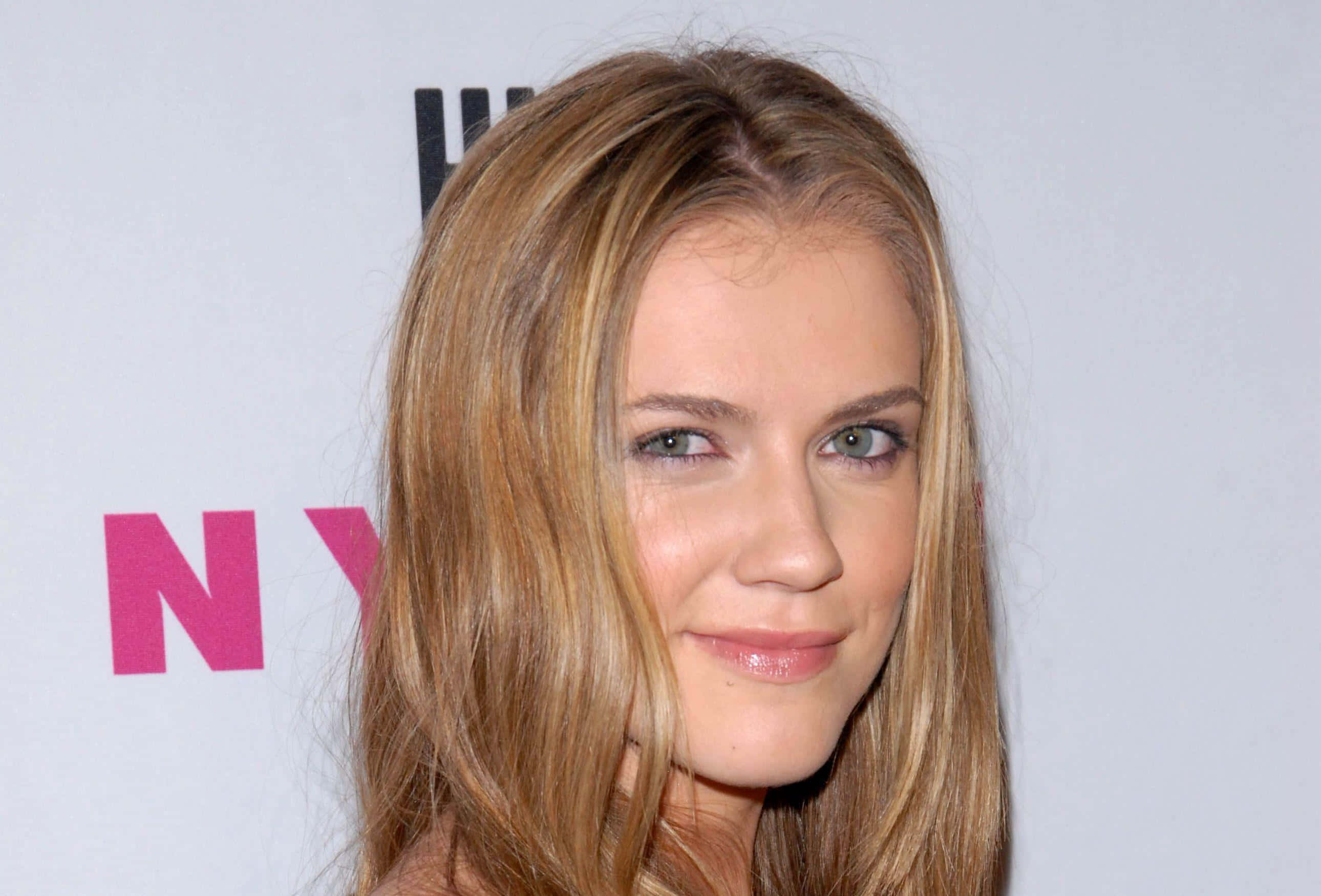 Sara Canning, blonde hair, green eyes, 2K Desktop Wallpaper