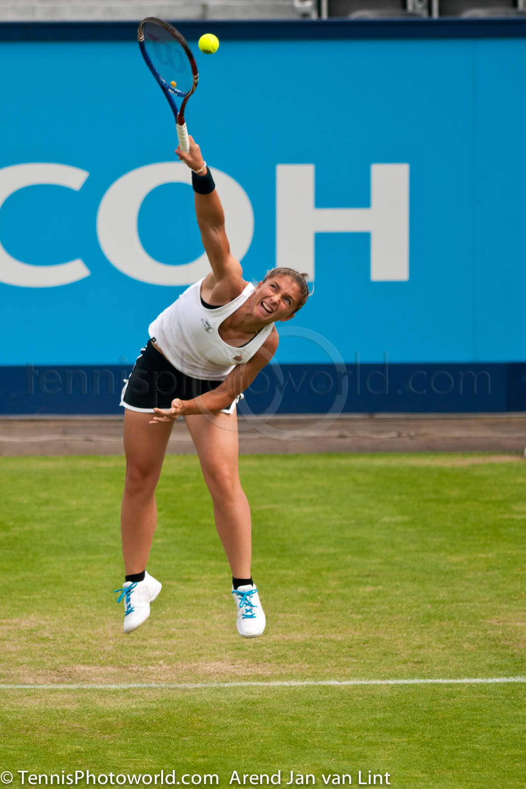 Sara Errani, jump serve, yellow ball, HD Phone Wallpaper