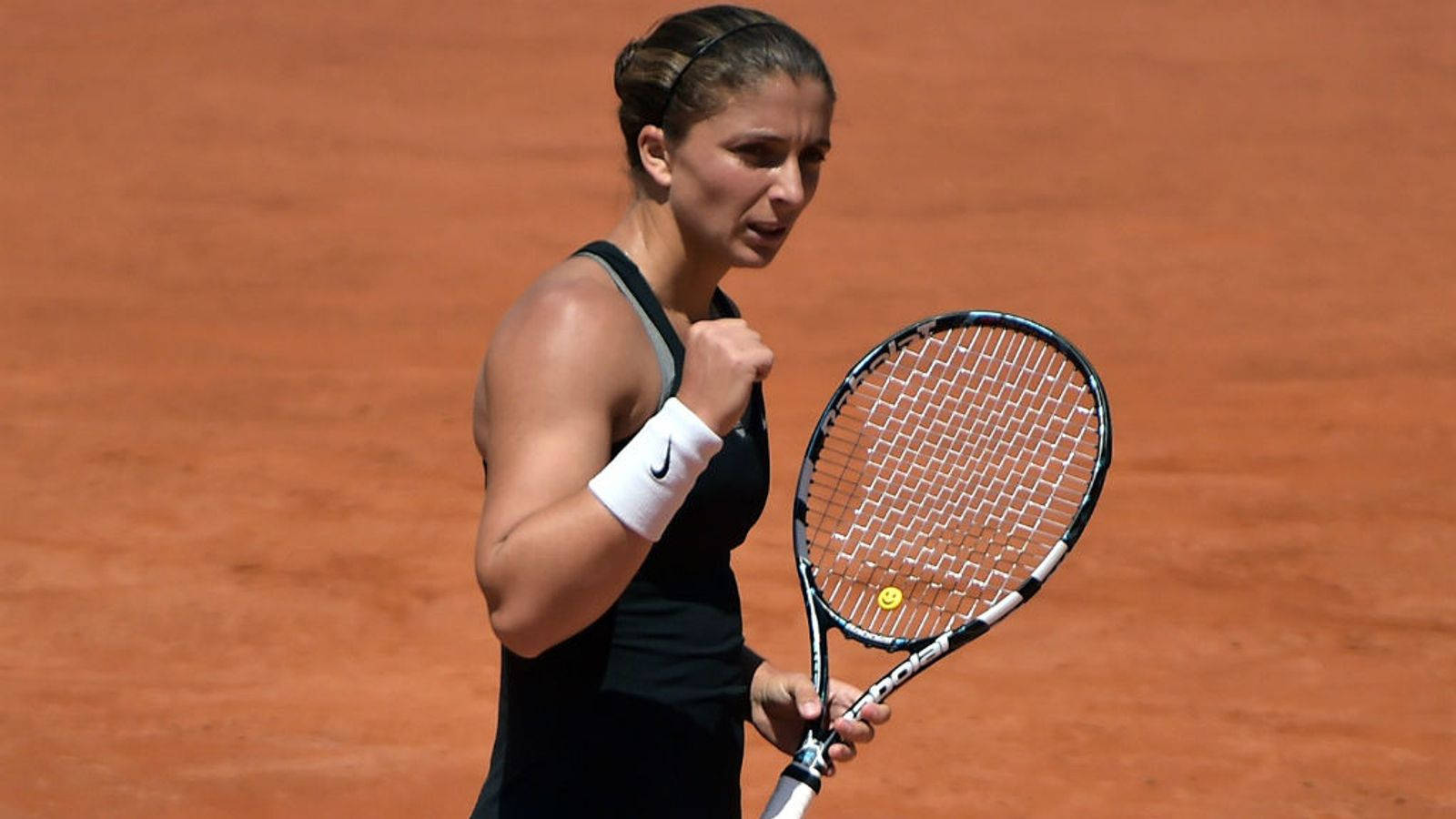 Sara Errani, clay tennis court, sunlit, HD Desktop Wallpaper