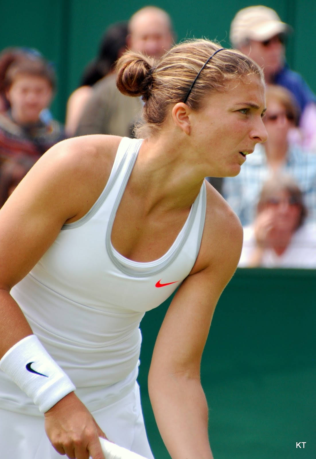 Sara Errani, white Nike gear, grass court, HD Phone Wallpaper