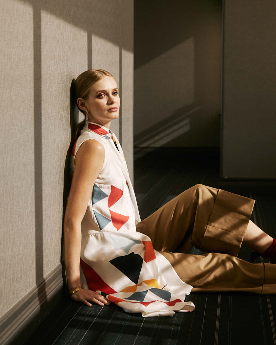Sara Paxton, geometric dress, sunlit wall, SD Phone Wallpaper