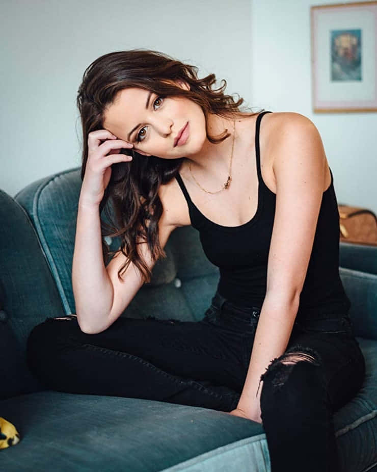 Sara Waisglass, teal couch, black tank top, SD Phone Wallpaper