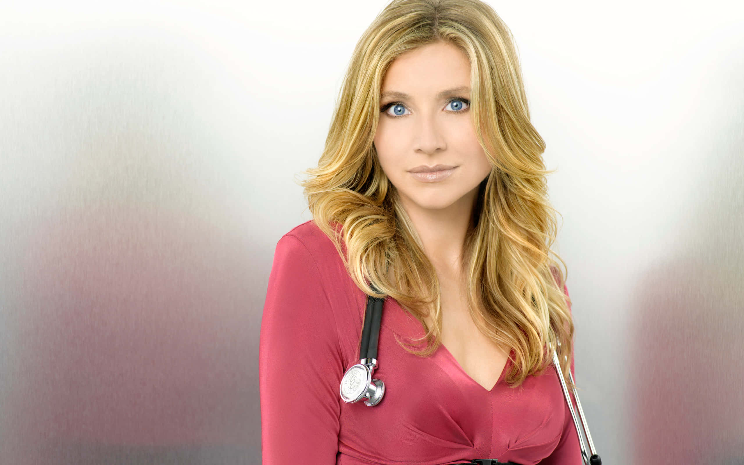 Sarah Chalke, blonde woman, blue eyes, 2K Desktop Wallpaper