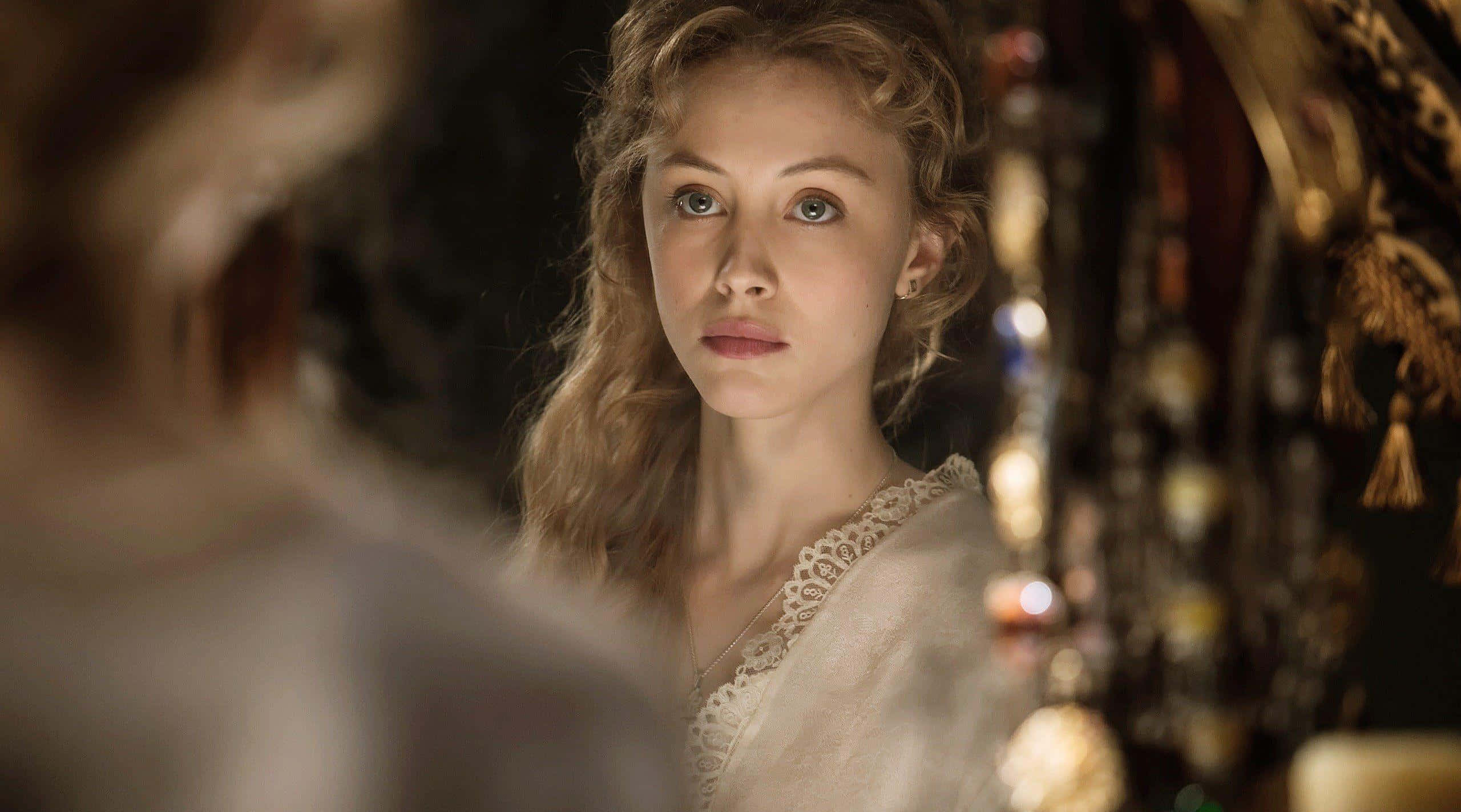 Sarah Gadon, golden hair, mirror, 2K Desktop Wallpaper